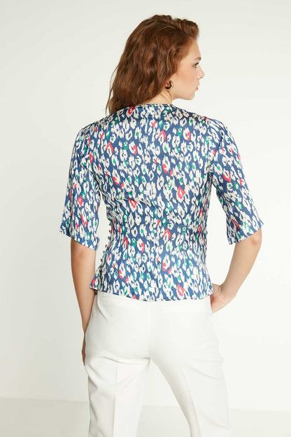 ASTRACT PATTERNED ENVELOPE SHORT SLEEVE BLOUSE