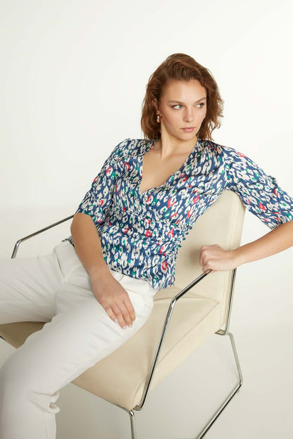 ASTRACT PATTERNED ENVELOPE SHORT SLEEVE BLOUSE
