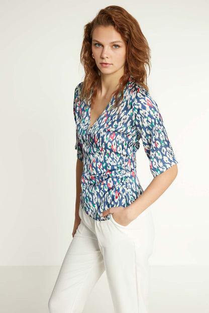 ASTRACT PATTERNED ENVELOPE SHORT SLEEVE BLOUSE