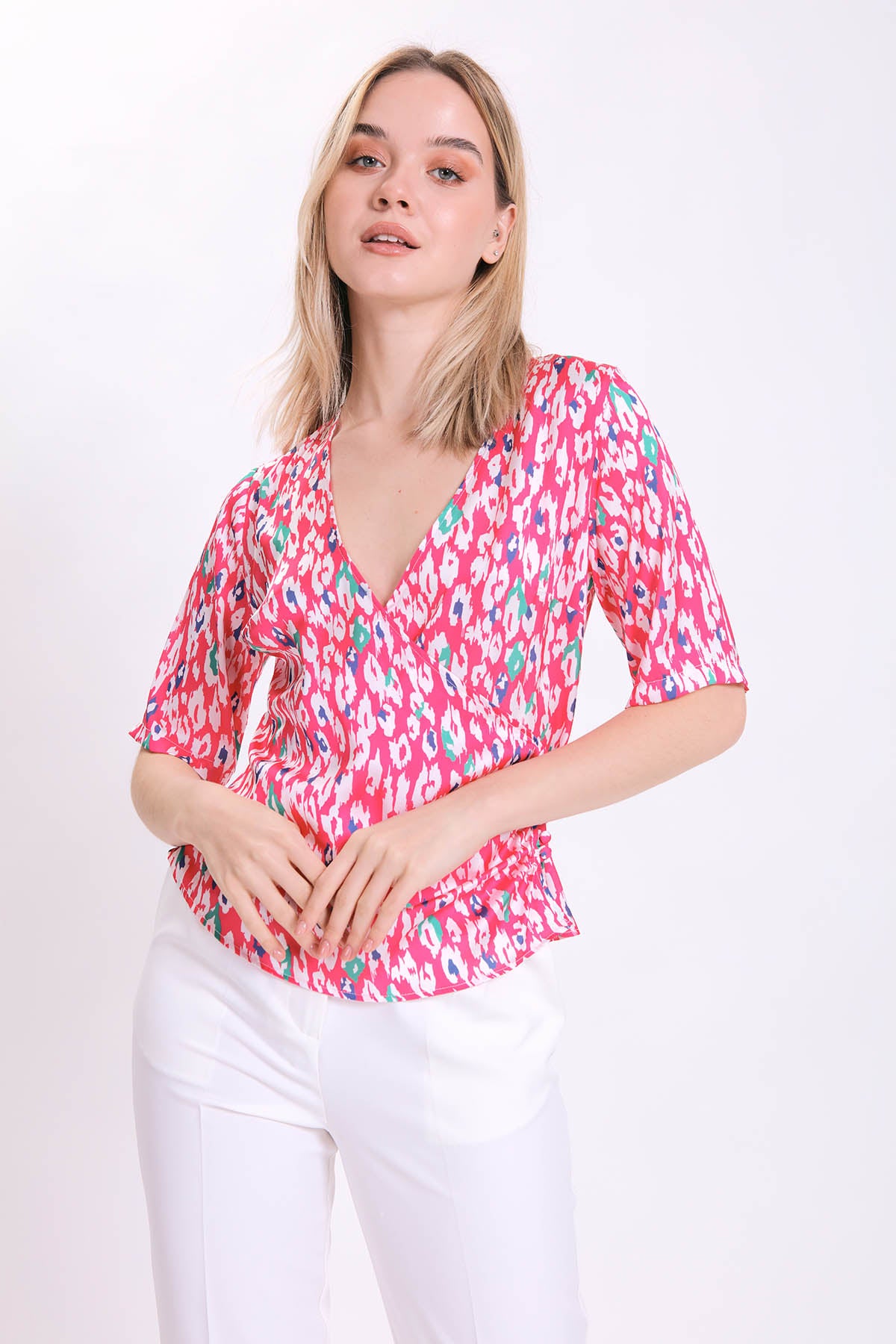 ASTRACT PATTERNED ENVELOPE SHORT SLEEVE BLOUSE