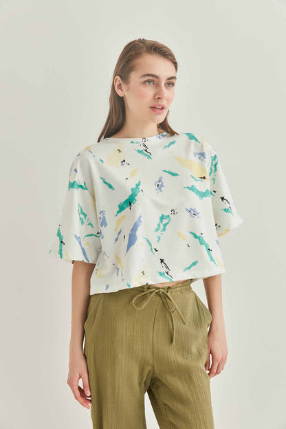 ABSTRACT PATTERNED SHORT SLEEVE CROP T-SHIRT