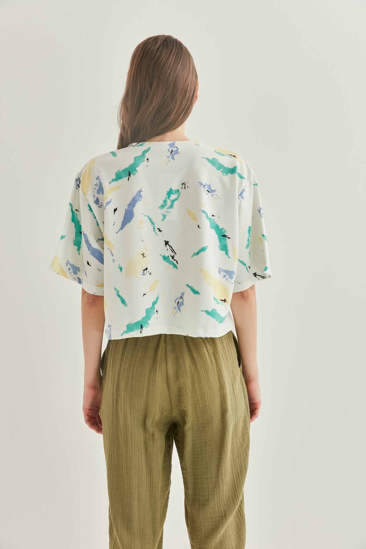 ABSTRACT PATTERNED SHORT SLEEVE CROP T-SHIRT