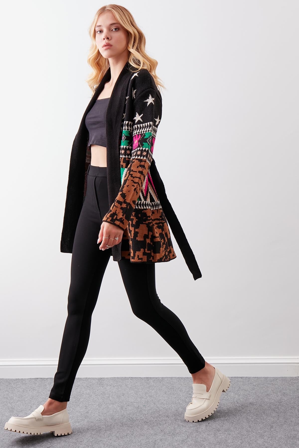 LONG KNITTED CARDIGAN WITH A PATTERNED BELT