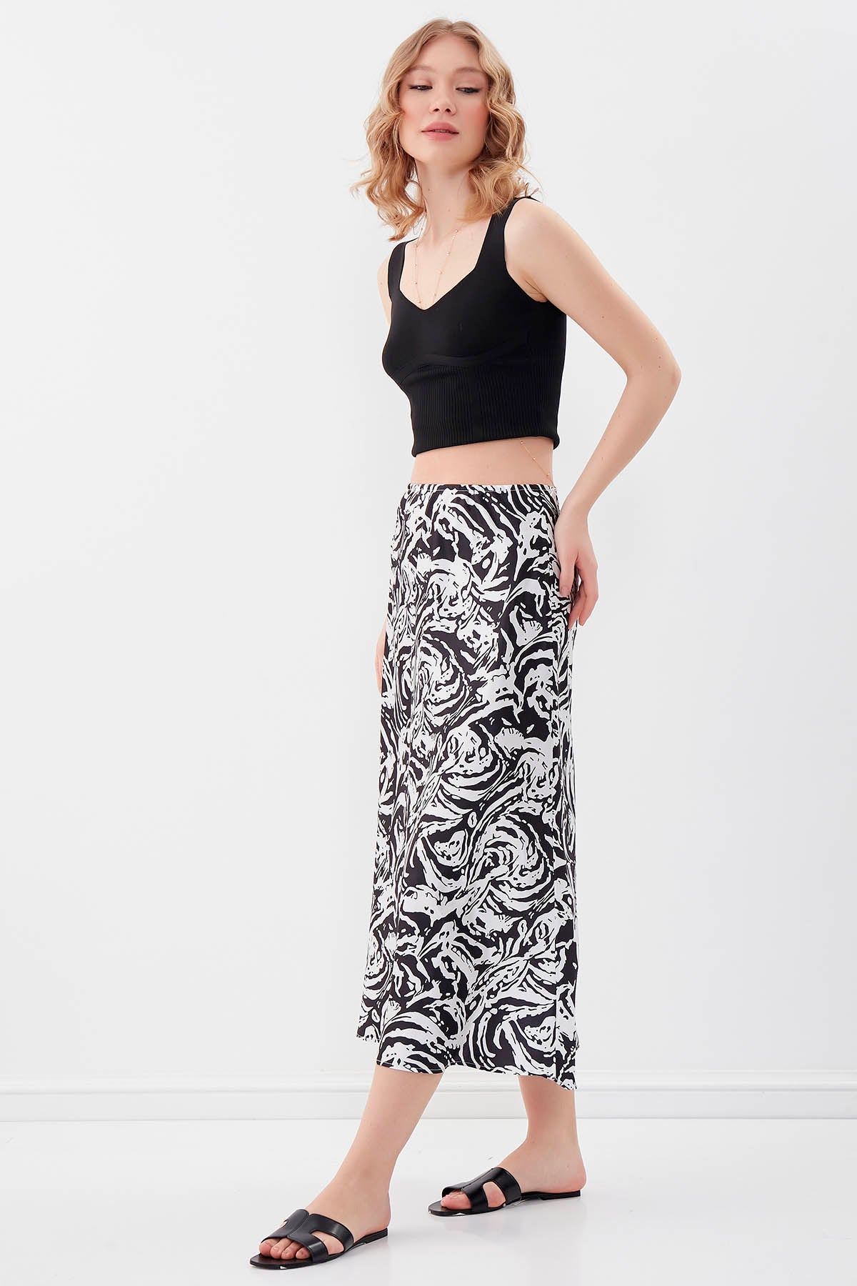 PAINT SPIRAL PATTERNED MIDI-SIZE SATIN SKIRT