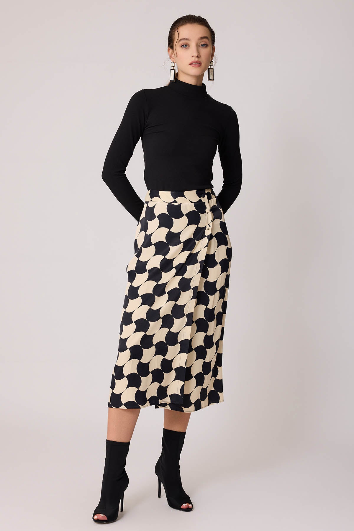 CLASIC PATTERNED MIDI SKIRT WITH FRONT BUTTON