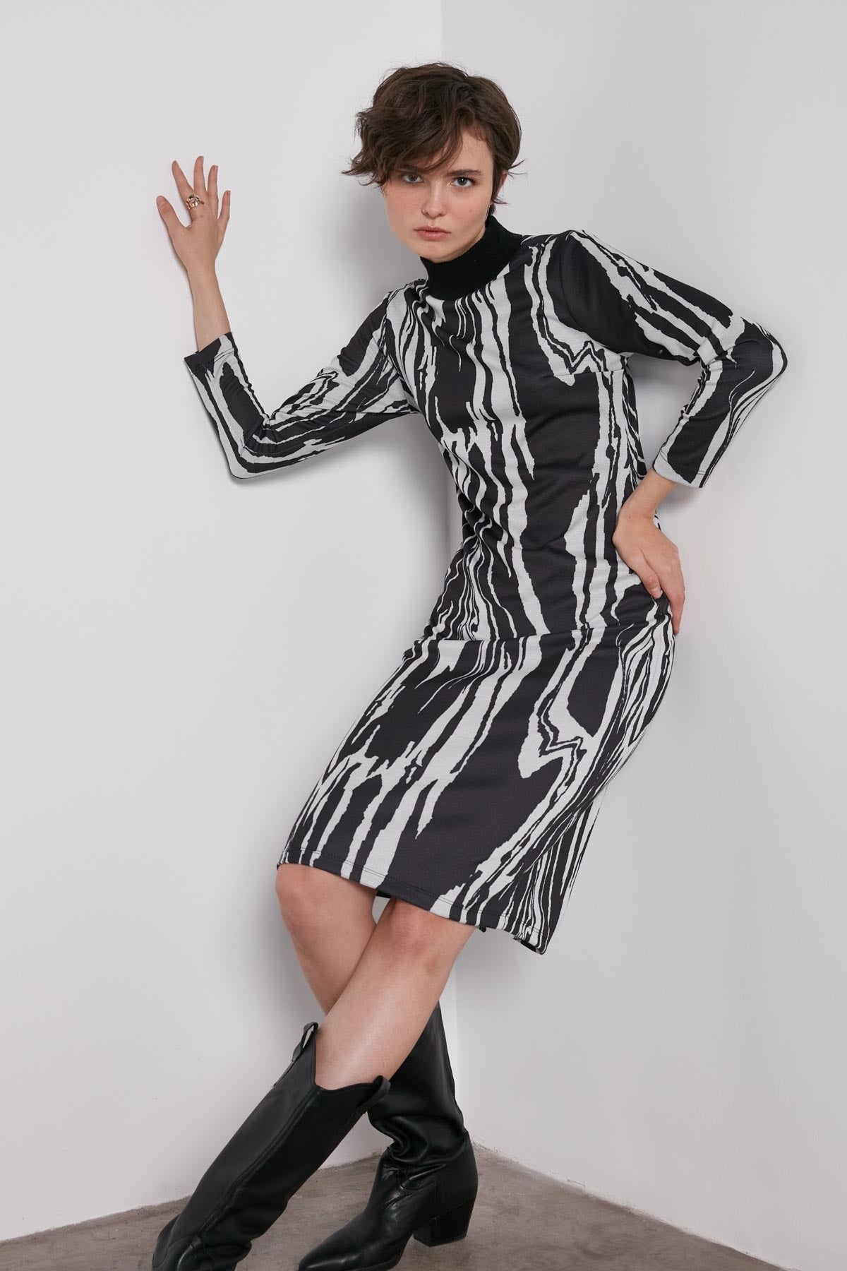 PATTERNED KNITTED DRESS WITH CLOSED COLLAR