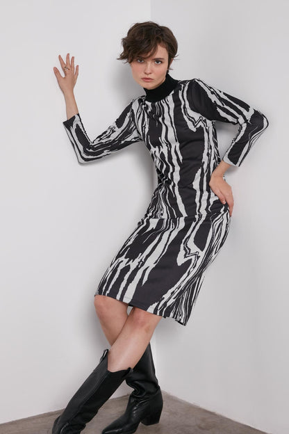PATTERNED KNITTED DRESS WITH CLOSED COLLAR