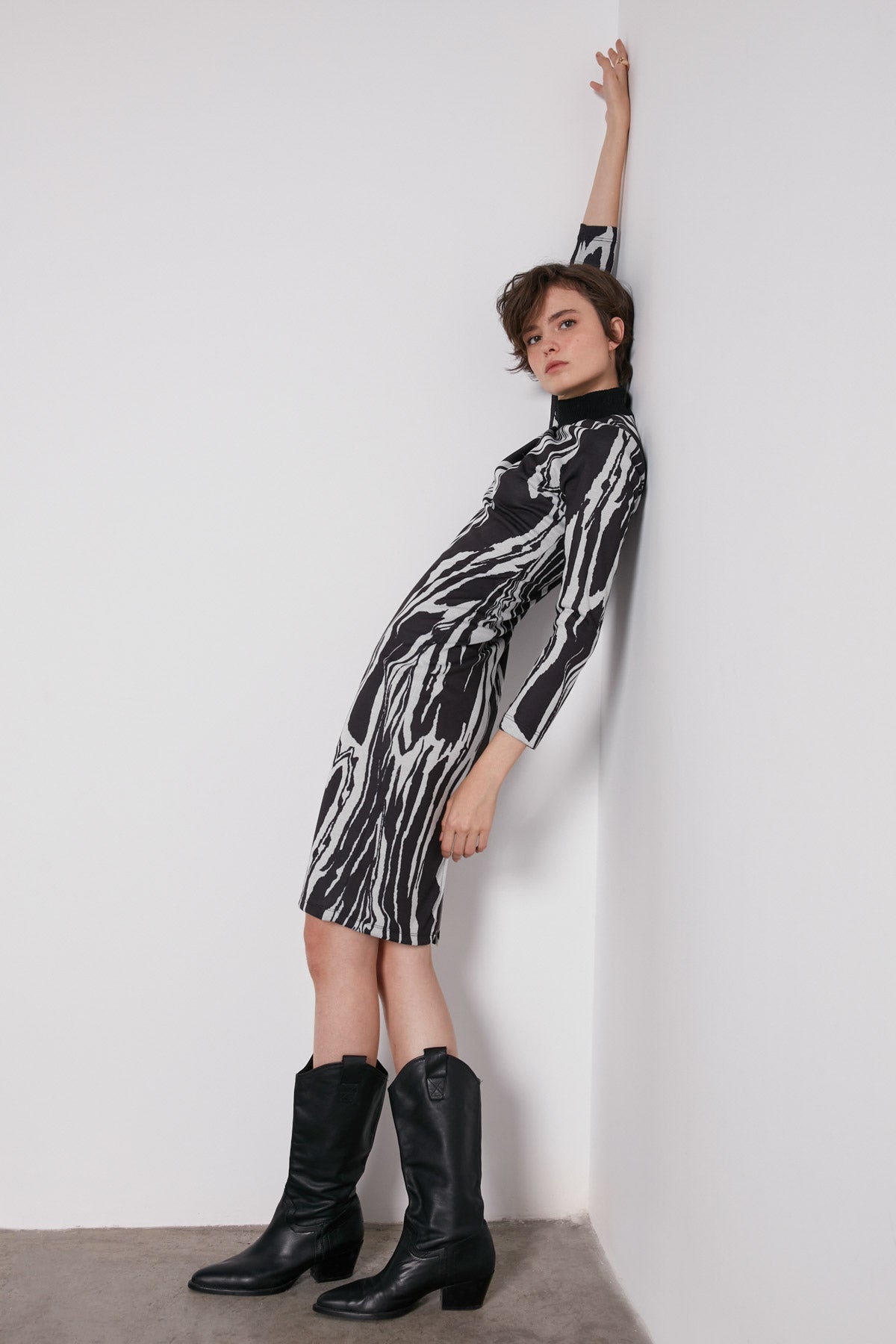 PATTERNED KNITTED DRESS WITH CLOSED COLLAR