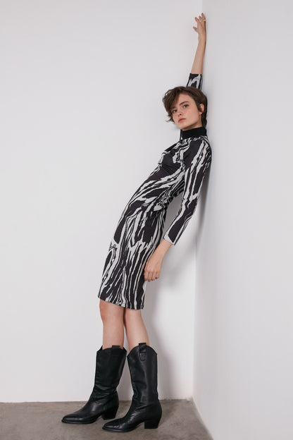 PATTERNED KNITTED DRESS WITH CLOSED COLLAR