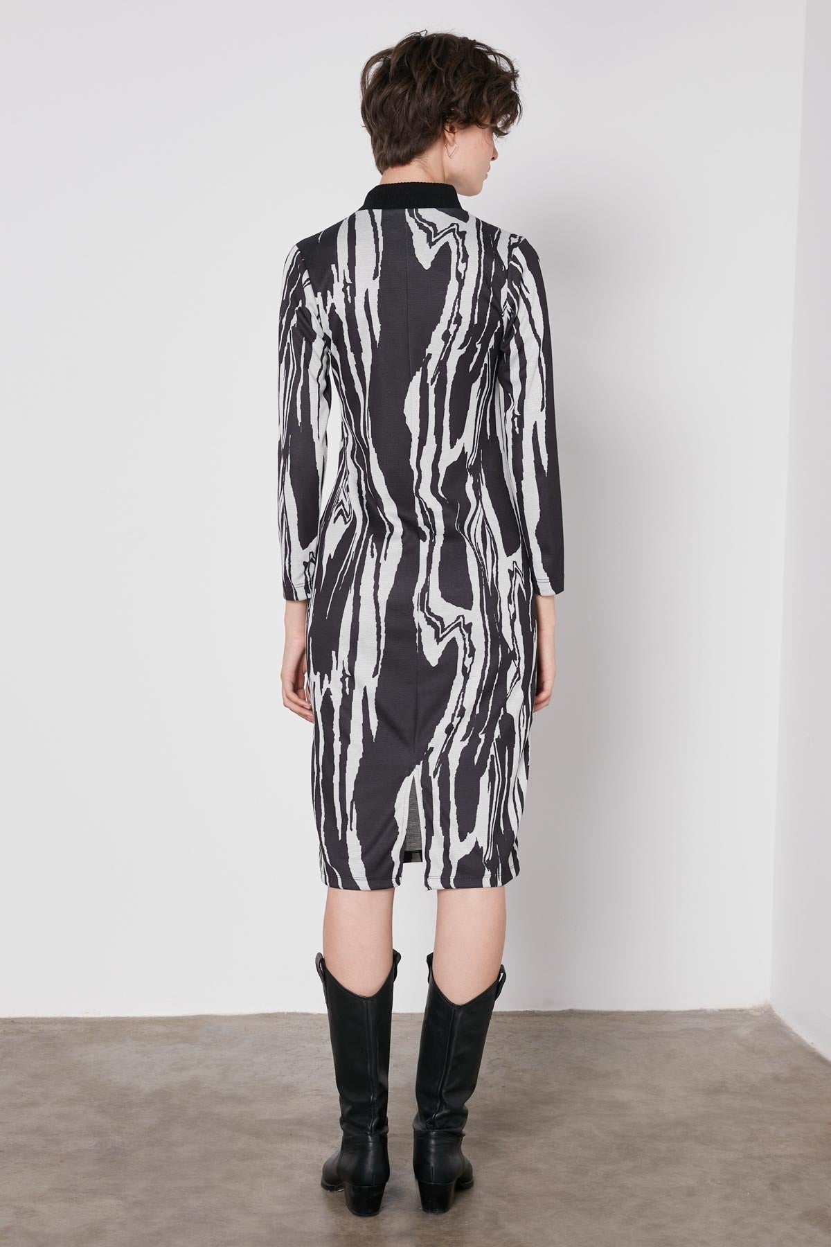 PATTERNED KNITTED DRESS WITH CLOSED COLLAR