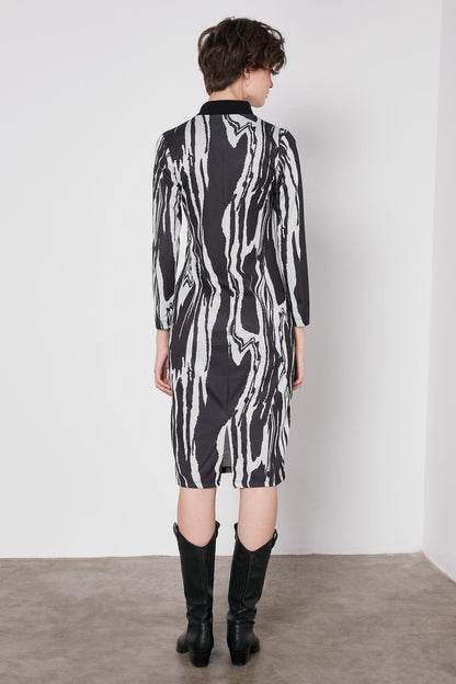 PATTERNED KNITTED DRESS WITH CLOSED COLLAR