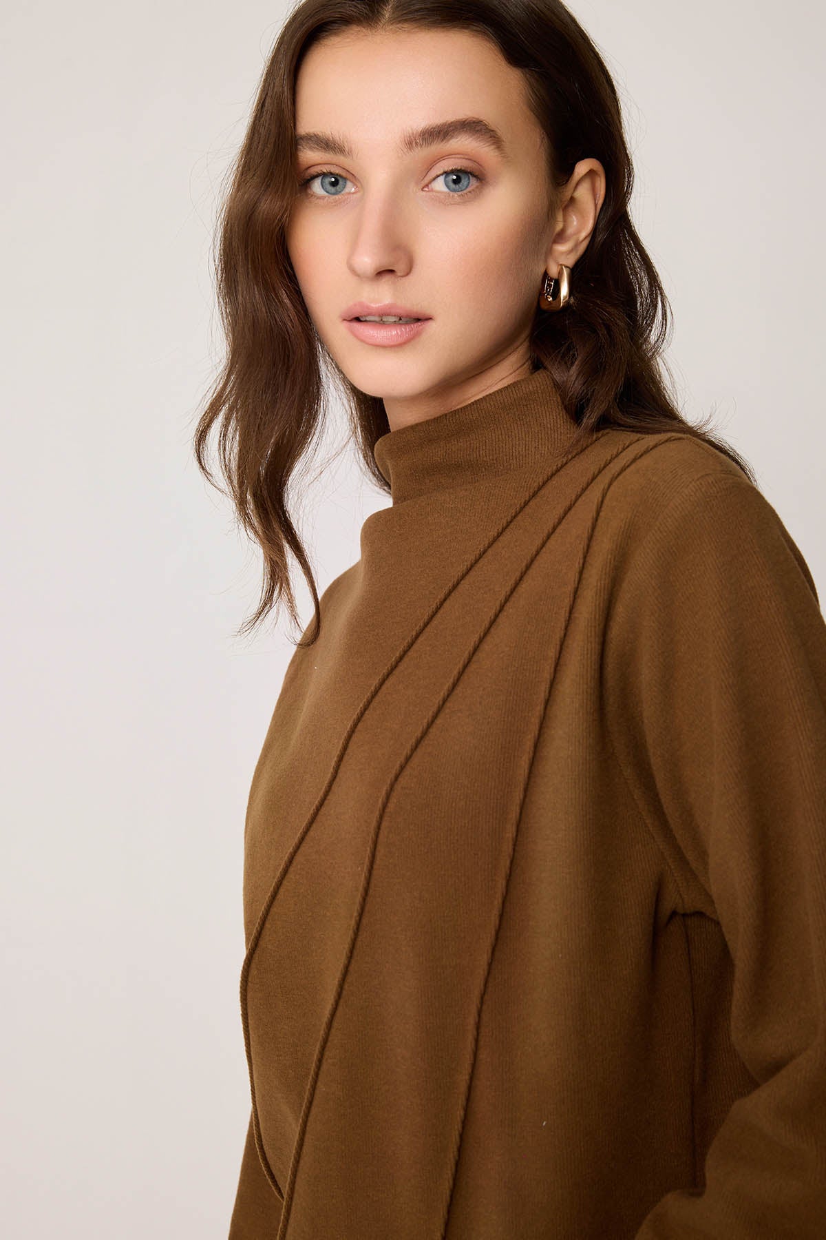 STEEP COLLAR FRONT-STITCHED BACK-ZIPPED BLOUSE
