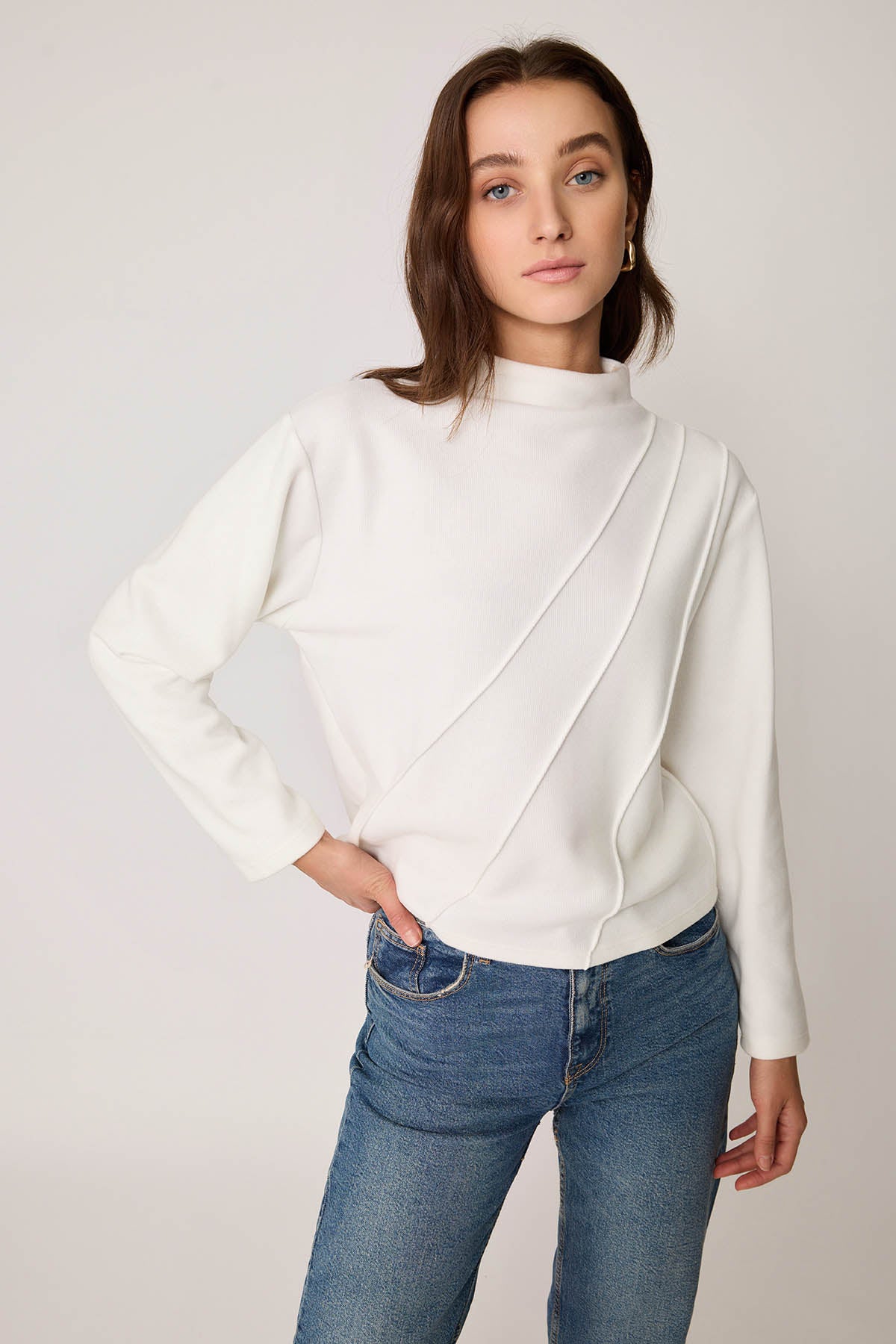 STEEP COLLAR FRONT-STITCHED BACK-ZIPPED BLOUSE