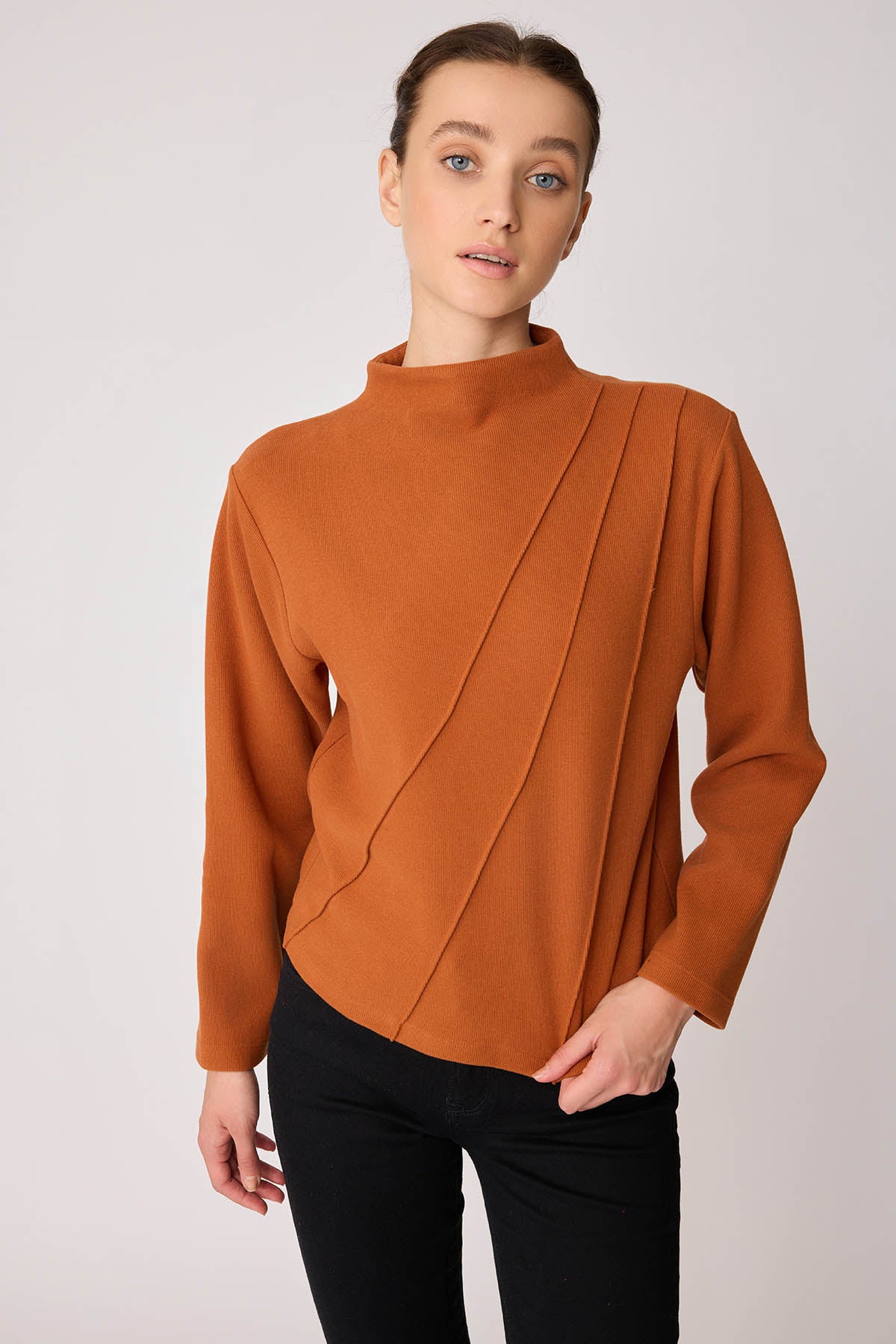 STEEP COLLAR FRONT-STITCHED BACK-ZIPPED BLOUSE