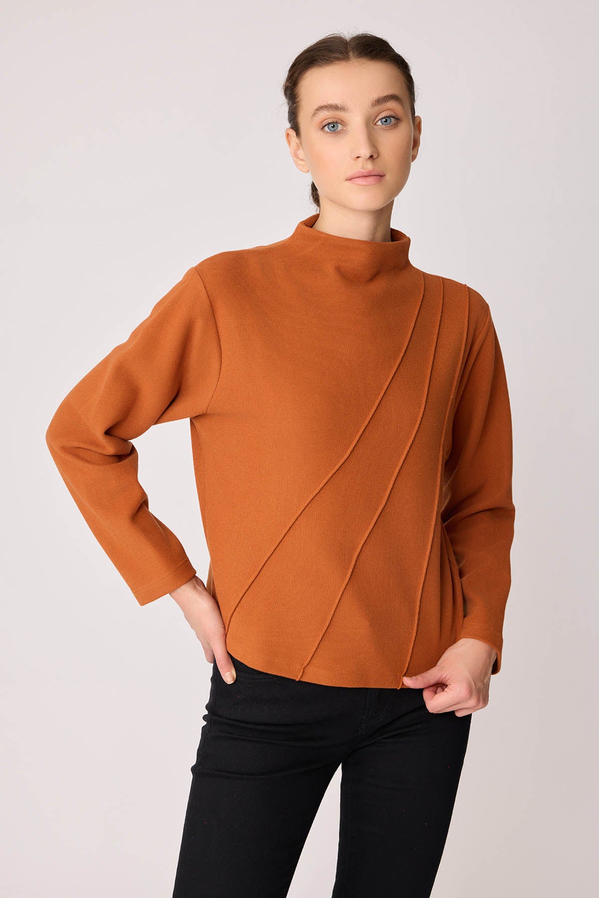 STEEP COLLAR FRONT-STITCHED BACK-ZIPPED BLOUSE