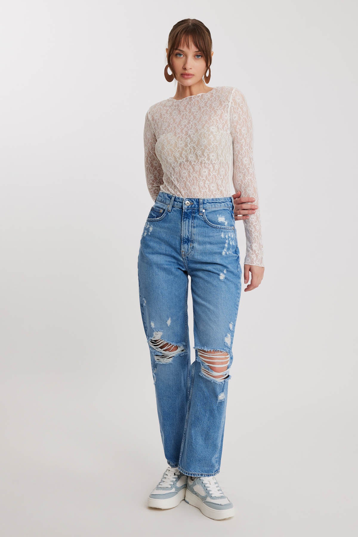 BLUE RIPPED JEANS