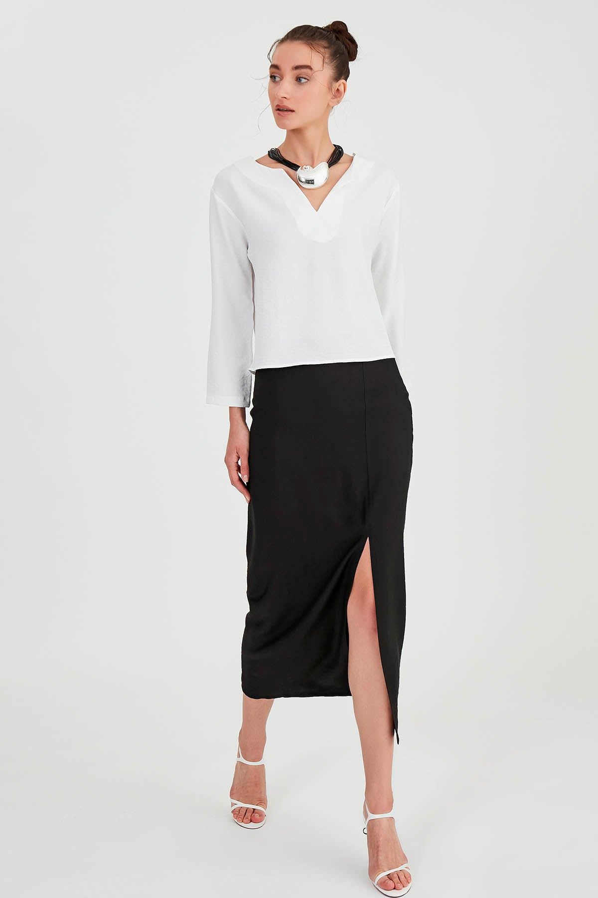 LOW SHOULDER JUDGE COLLAR BLOUSE