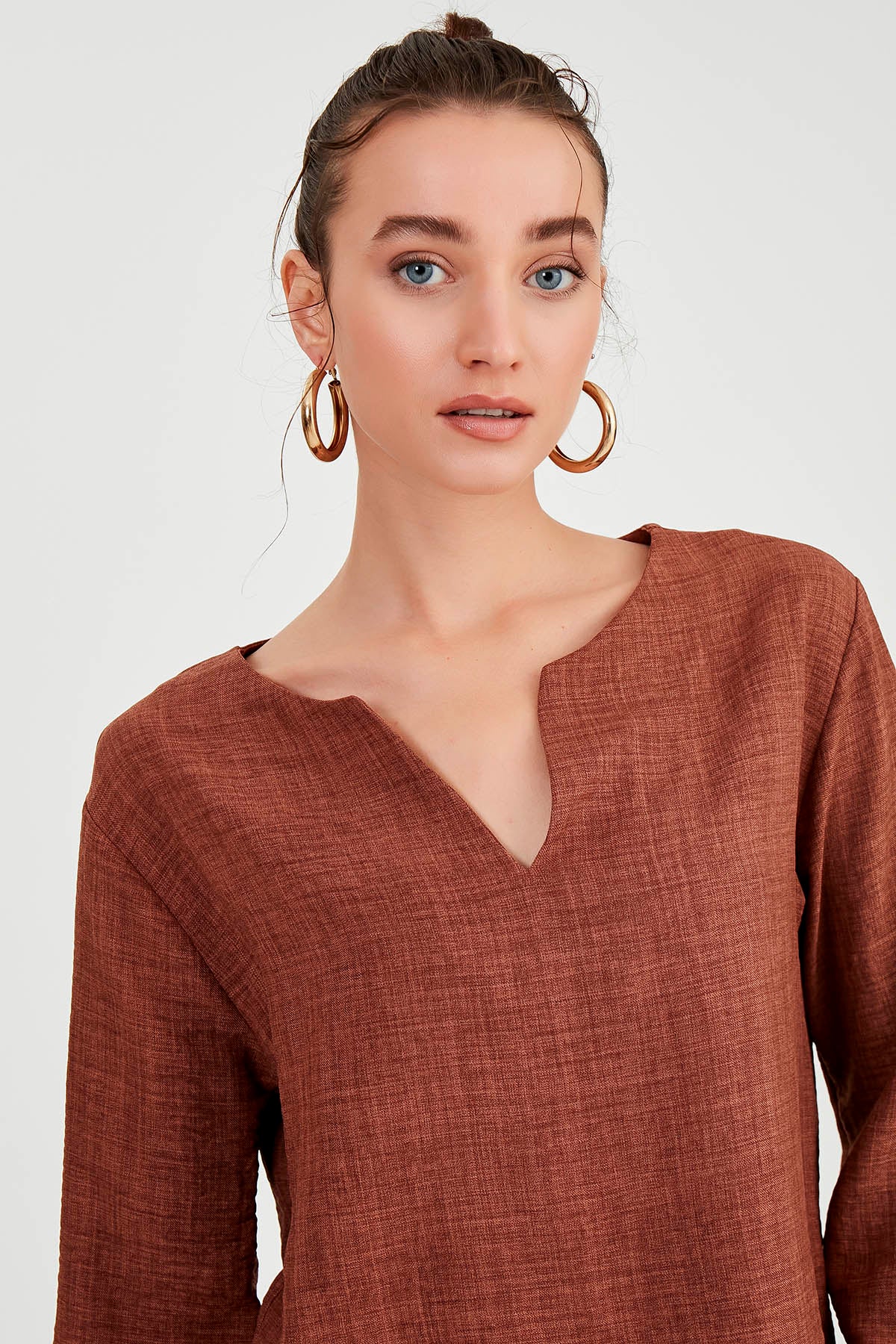 LOW SHOULDER JUDGE COLLAR BLOUSE
