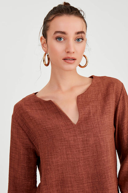 LOW SHOULDER JUDGE COLLAR BLOUSE