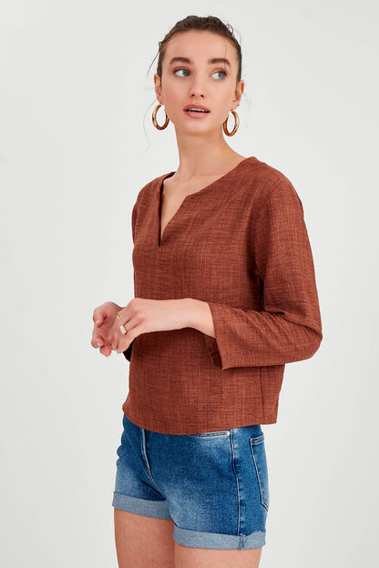 LOW SHOULDER JUDGE COLLAR BLOUSE