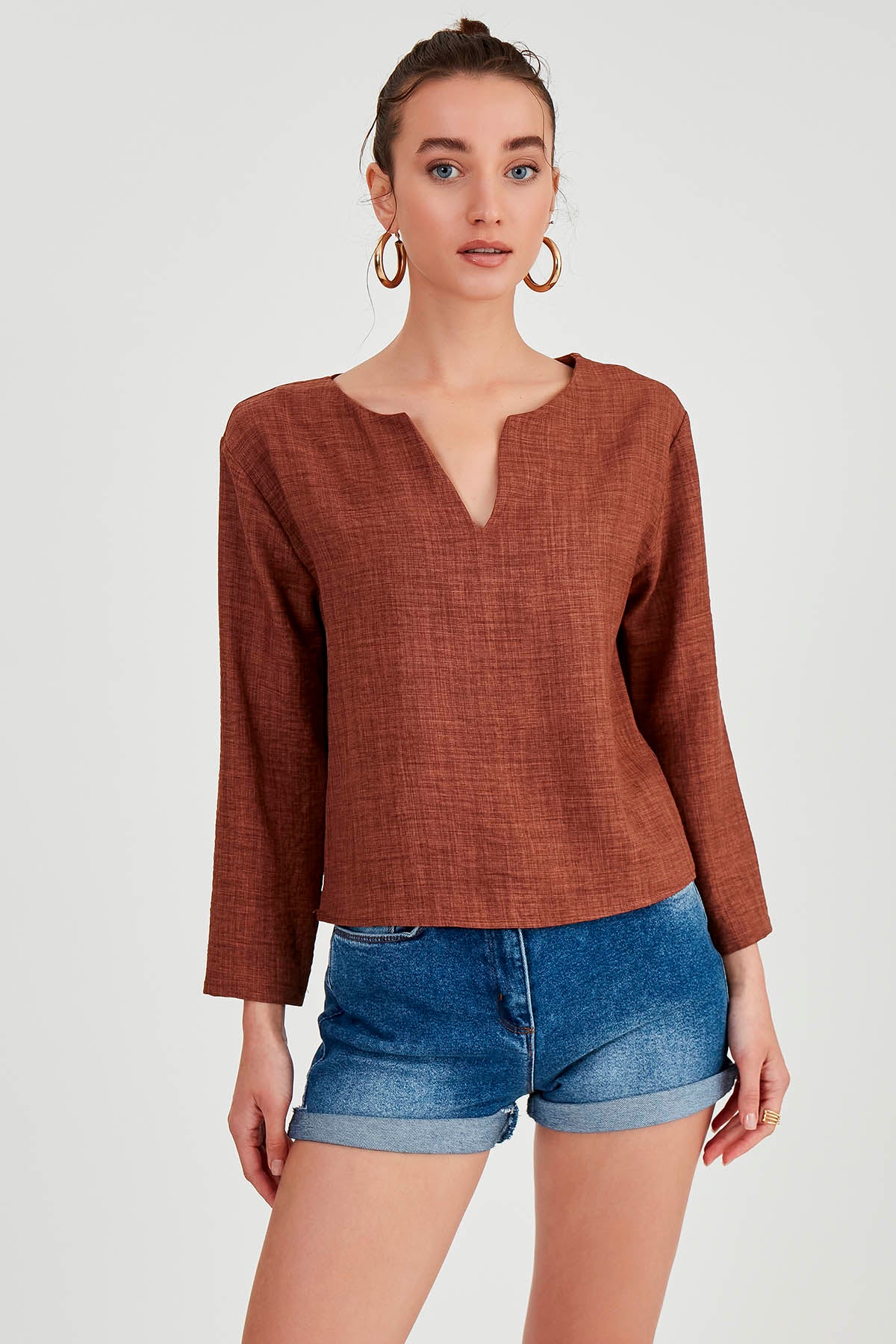 LOW SHOULDER JUDGE COLLAR BLOUSE