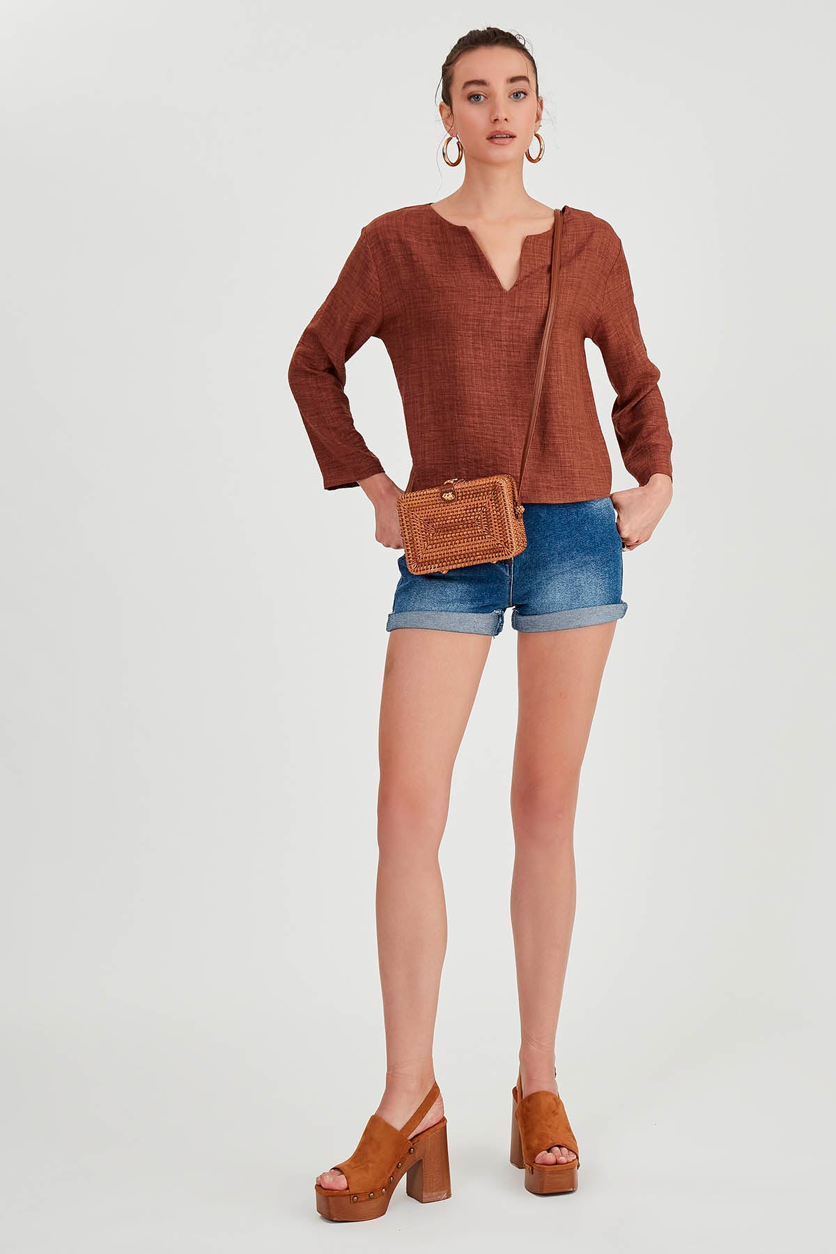 LOW SHOULDER JUDGE COLLAR BLOUSE