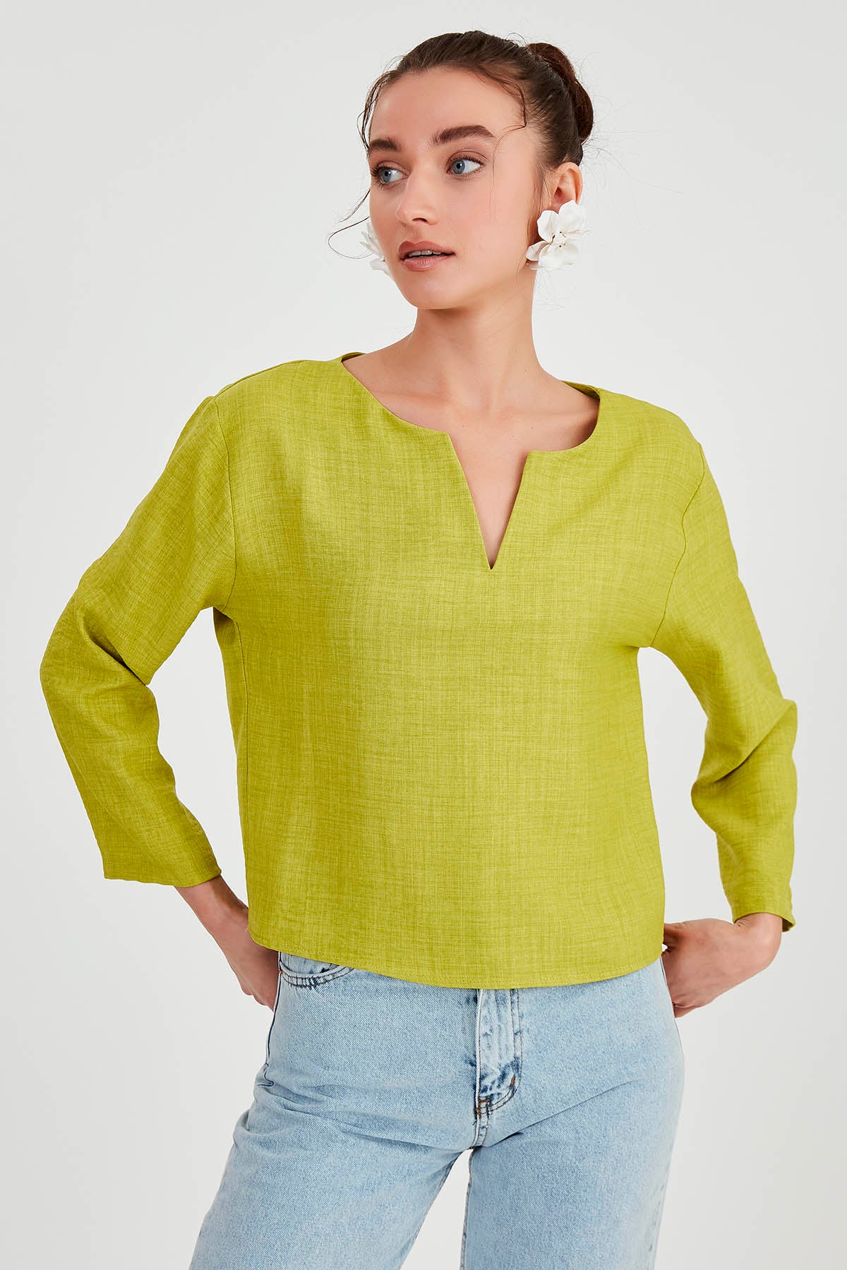 LOW SHOULDER JUDGE COLLAR BLOUSE