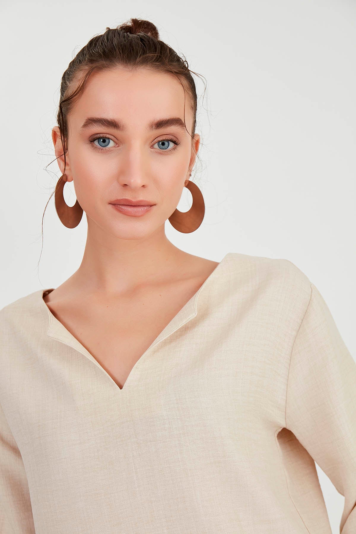 LOW SHOULDER JUDGE COLLAR BLOUSE