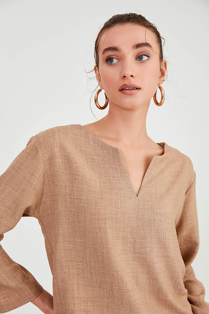 LOW SHOULDER JUDGE COLLAR BLOUSE