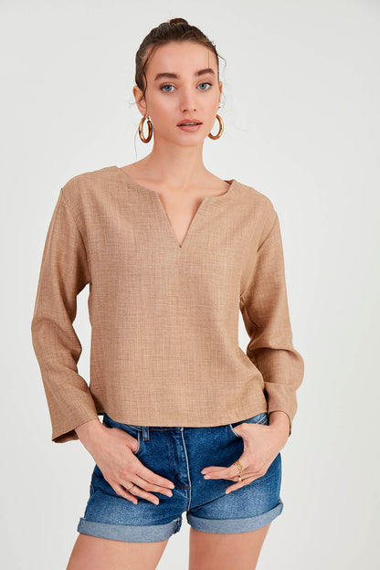 LOW SHOULDER JUDGE COLLAR BLOUSE
