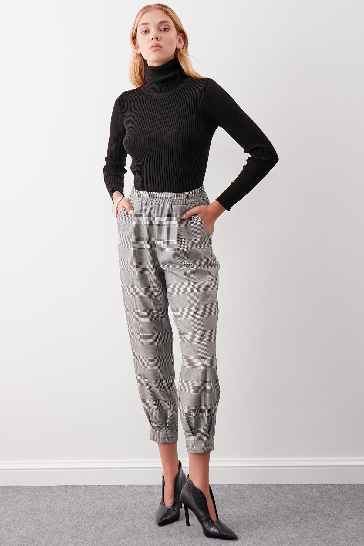PLAID PATTERN  CROP TROUSERS