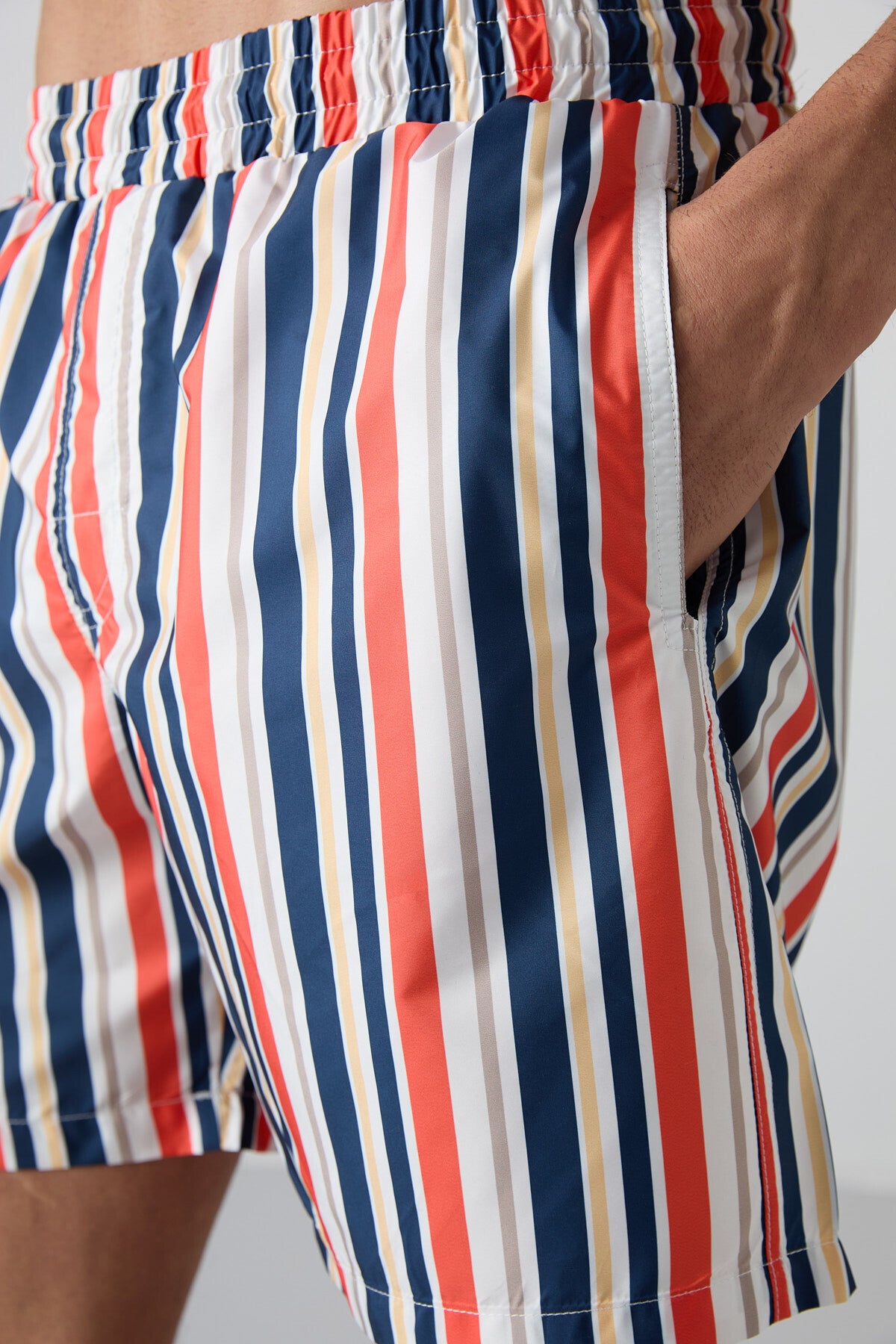 Striped Pattern Quick-Dry Standard Fit Men's Swim Shorts - 81267