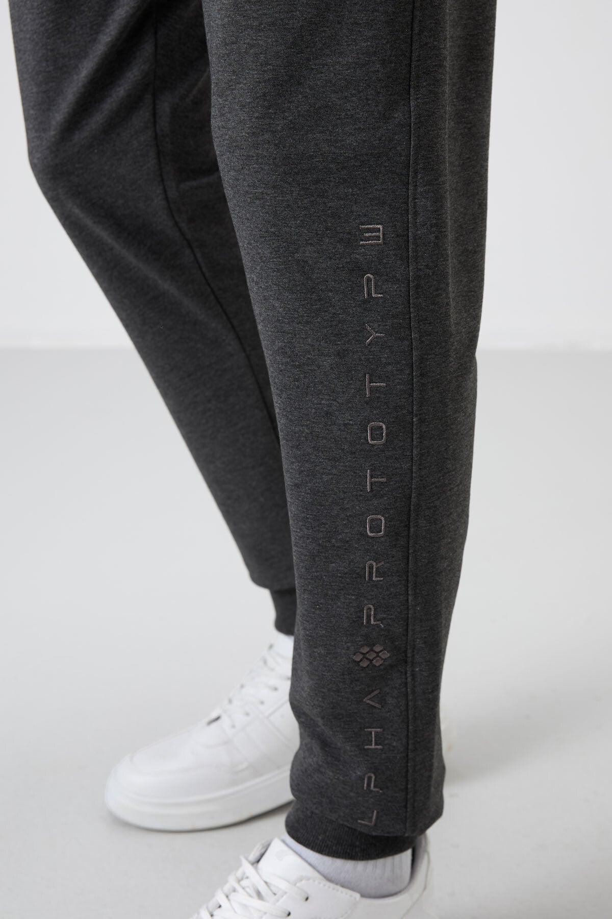 Anthracite Melange Cotton Soft Textured Standard Fit Embroidered Men's Tracksuit Bottom - 82133