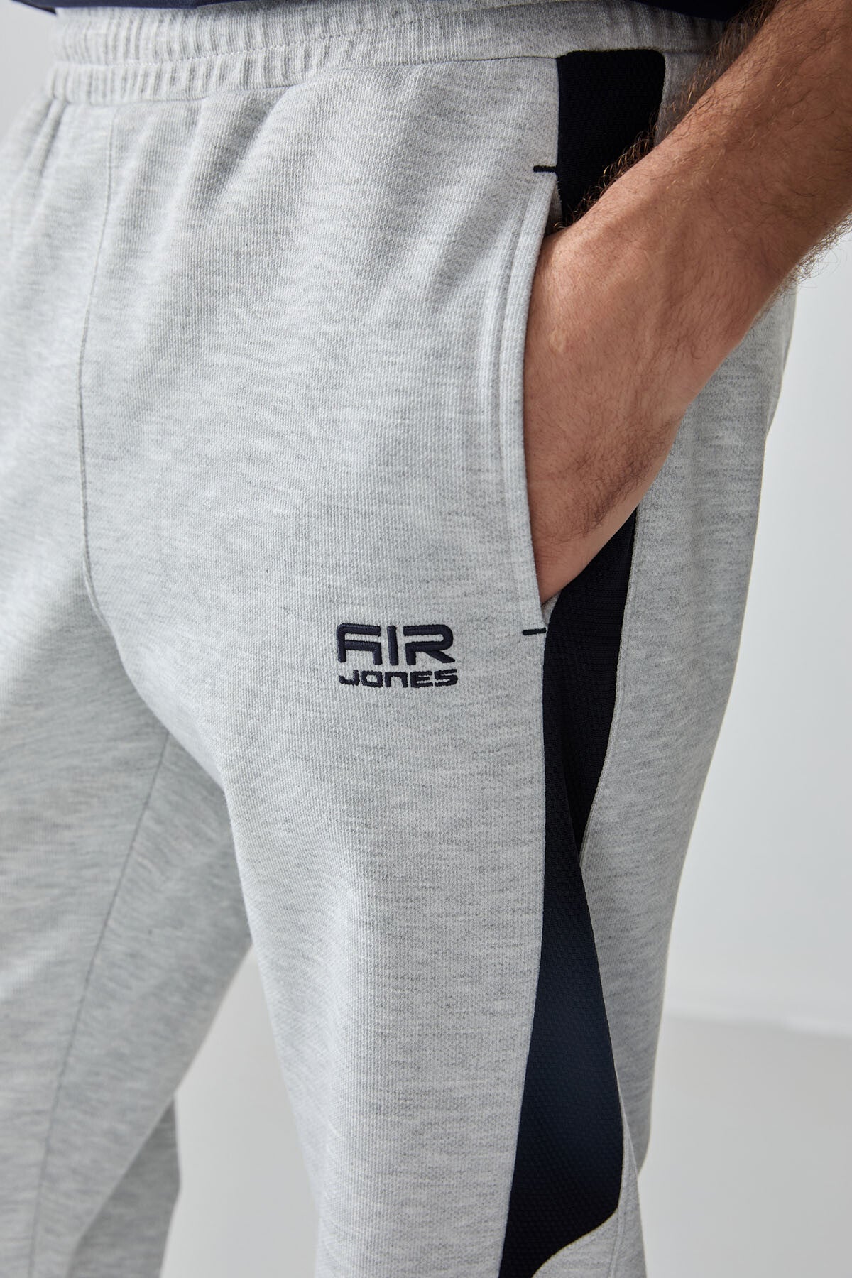 Grey Surface Textured Standard Fit Embroidered Men's Tracksuit Bottom - 82126