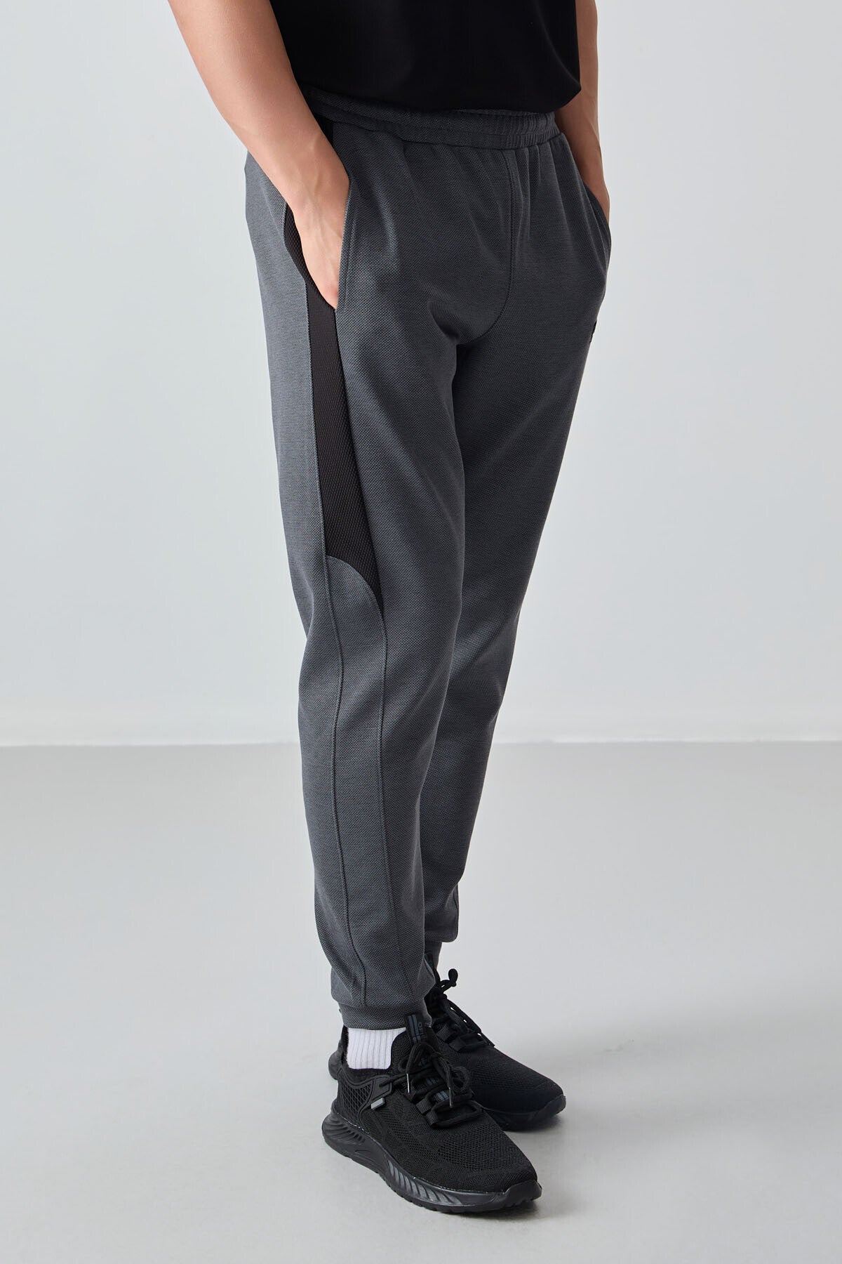 Dark Grey Textured Surface Standard Fit Embroidered Men's Tracksuit Bottom - 82126