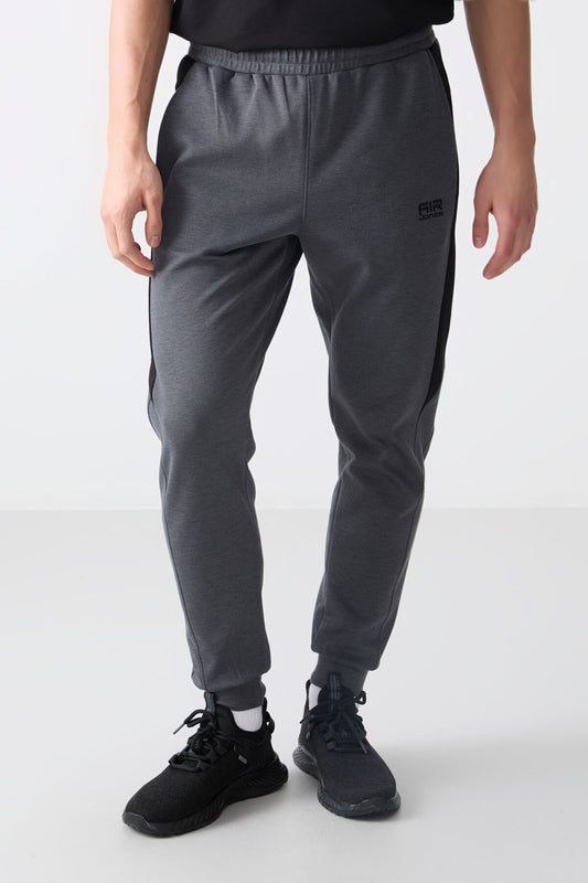 Dark Grey Textured Surface Standard Fit Embroidered Men's Tracksuit Bottom - 82126
