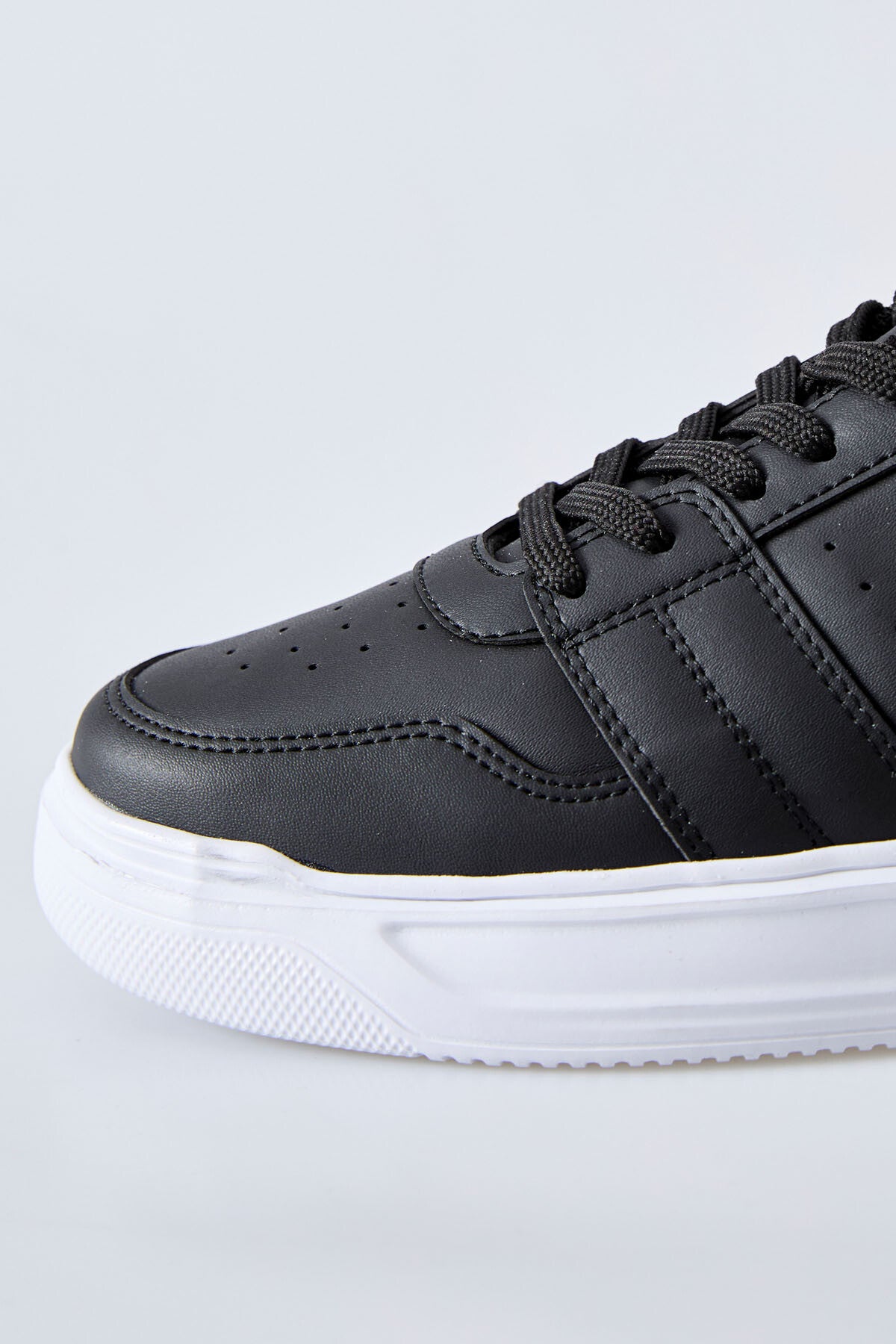 Black-White Laced Perforated PU Leather Men's Sports Shoes - 89125