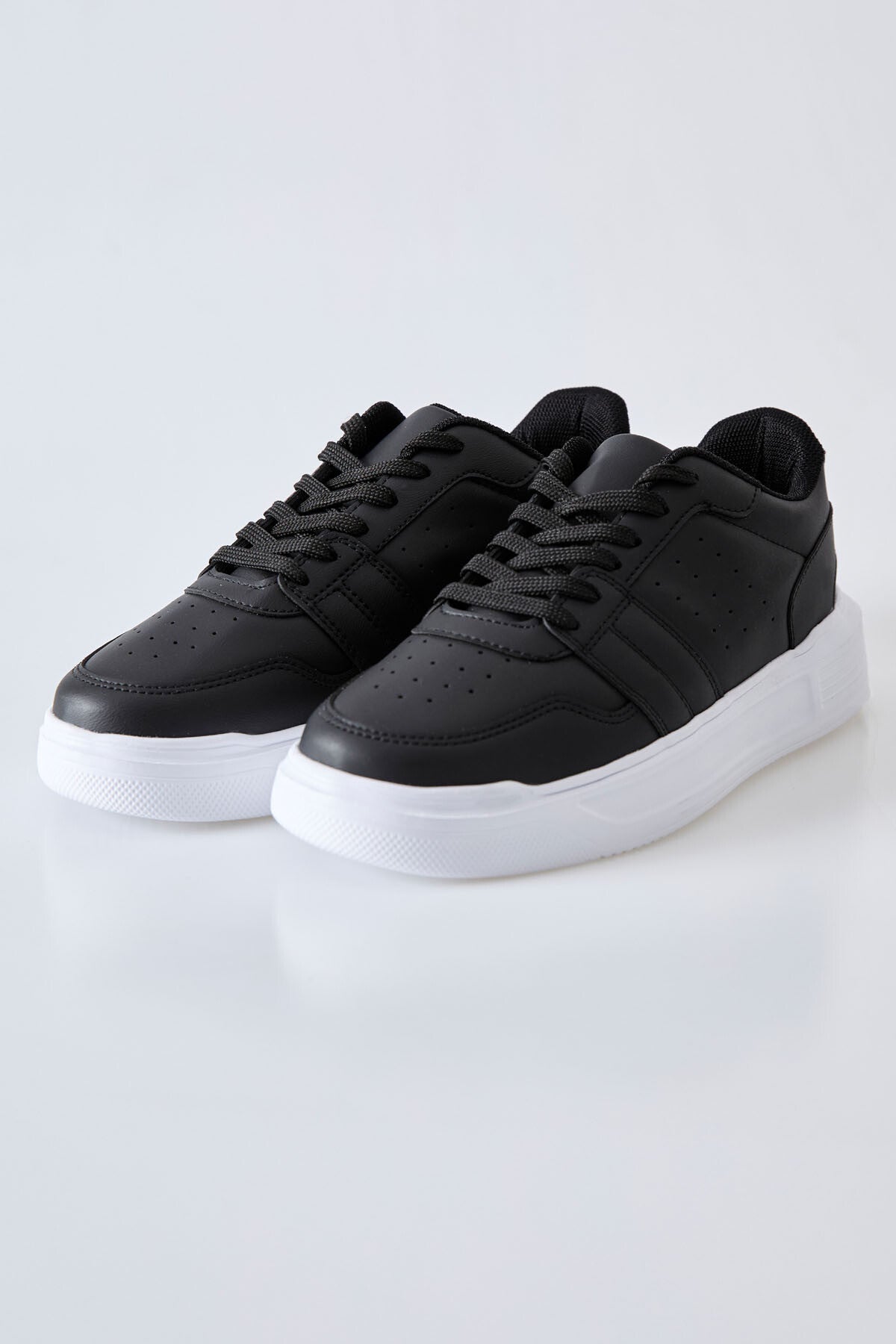Black-White Laced Perforated PU Leather Men's Sports Shoes - 89125