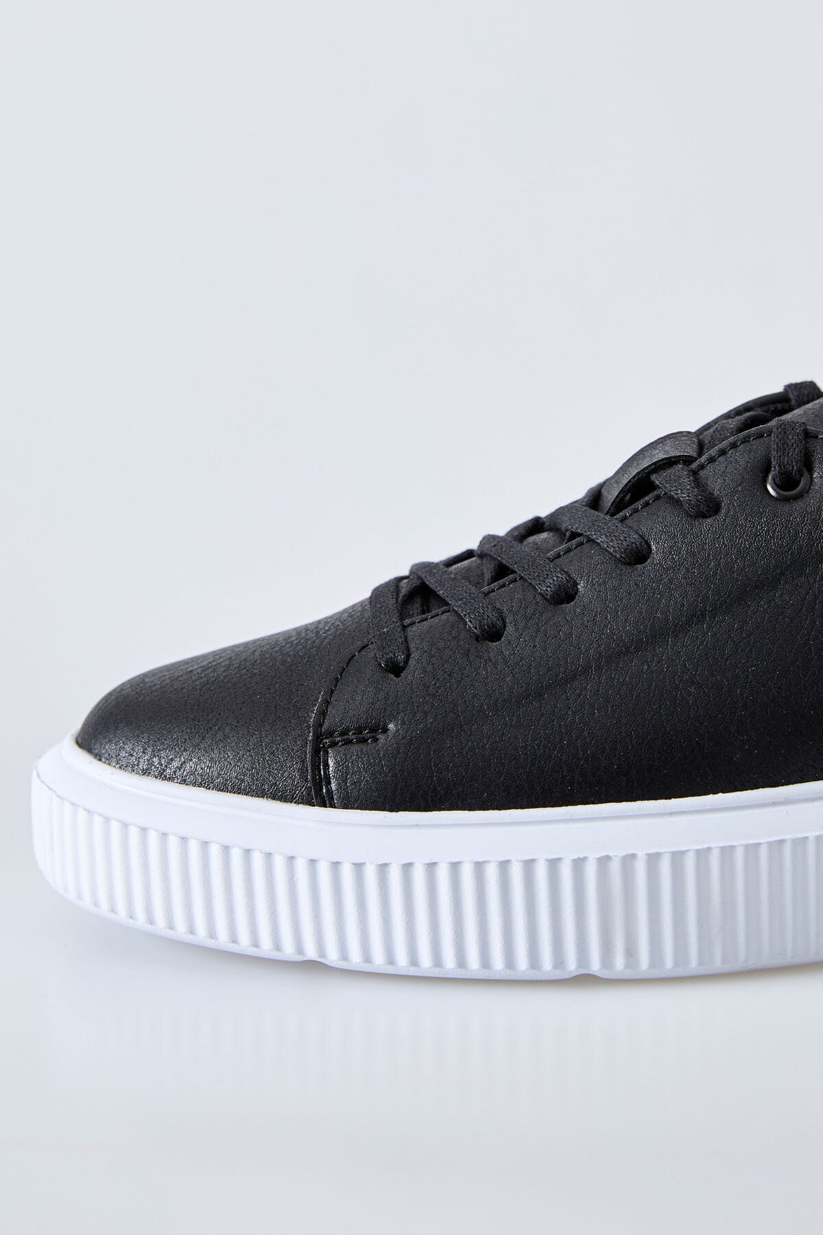 Black-White Laced Perforated PU Leather Men's Sports Shoes - 89129