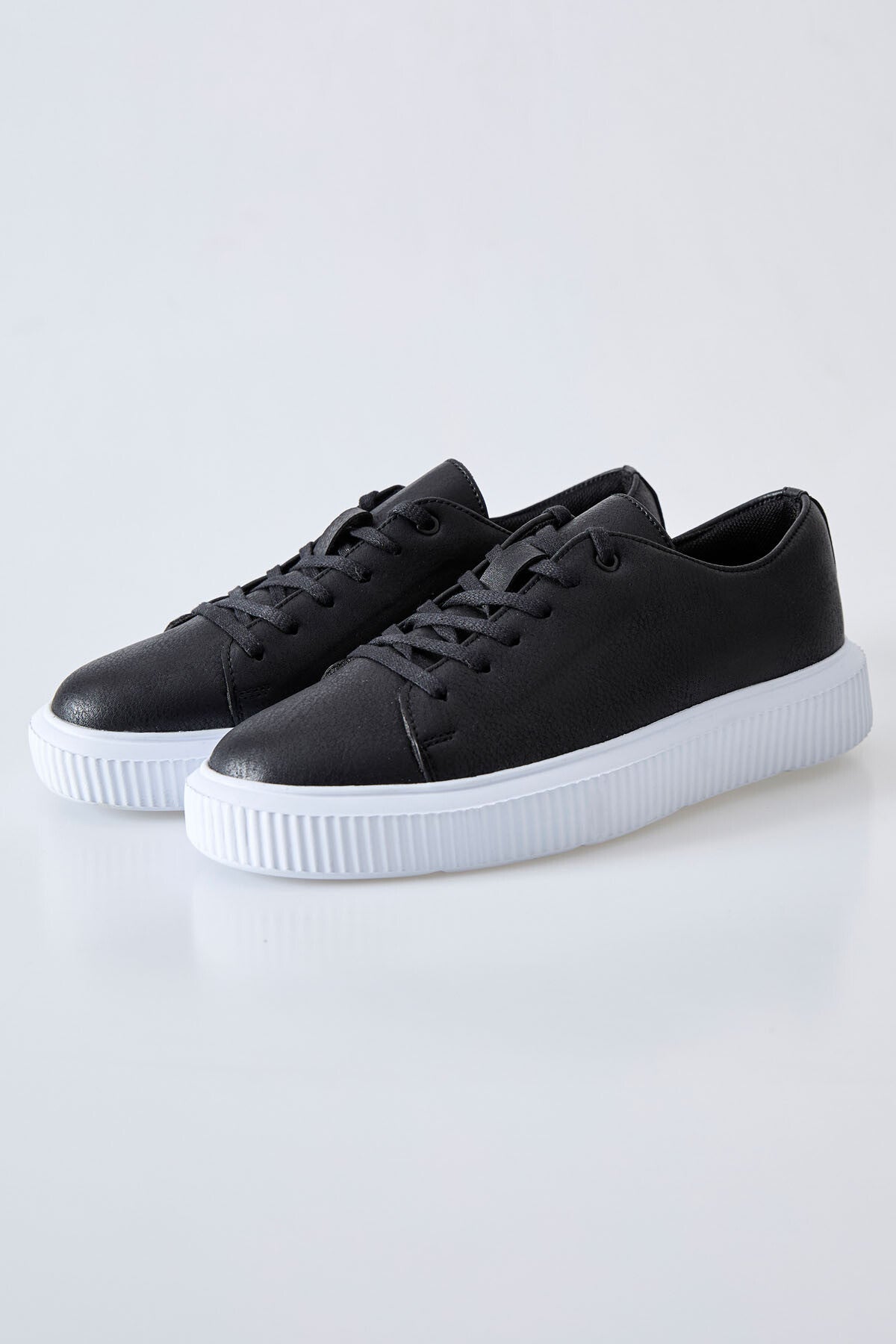 Black-White Laced Perforated PU Leather Men's Sports Shoes - 89129
