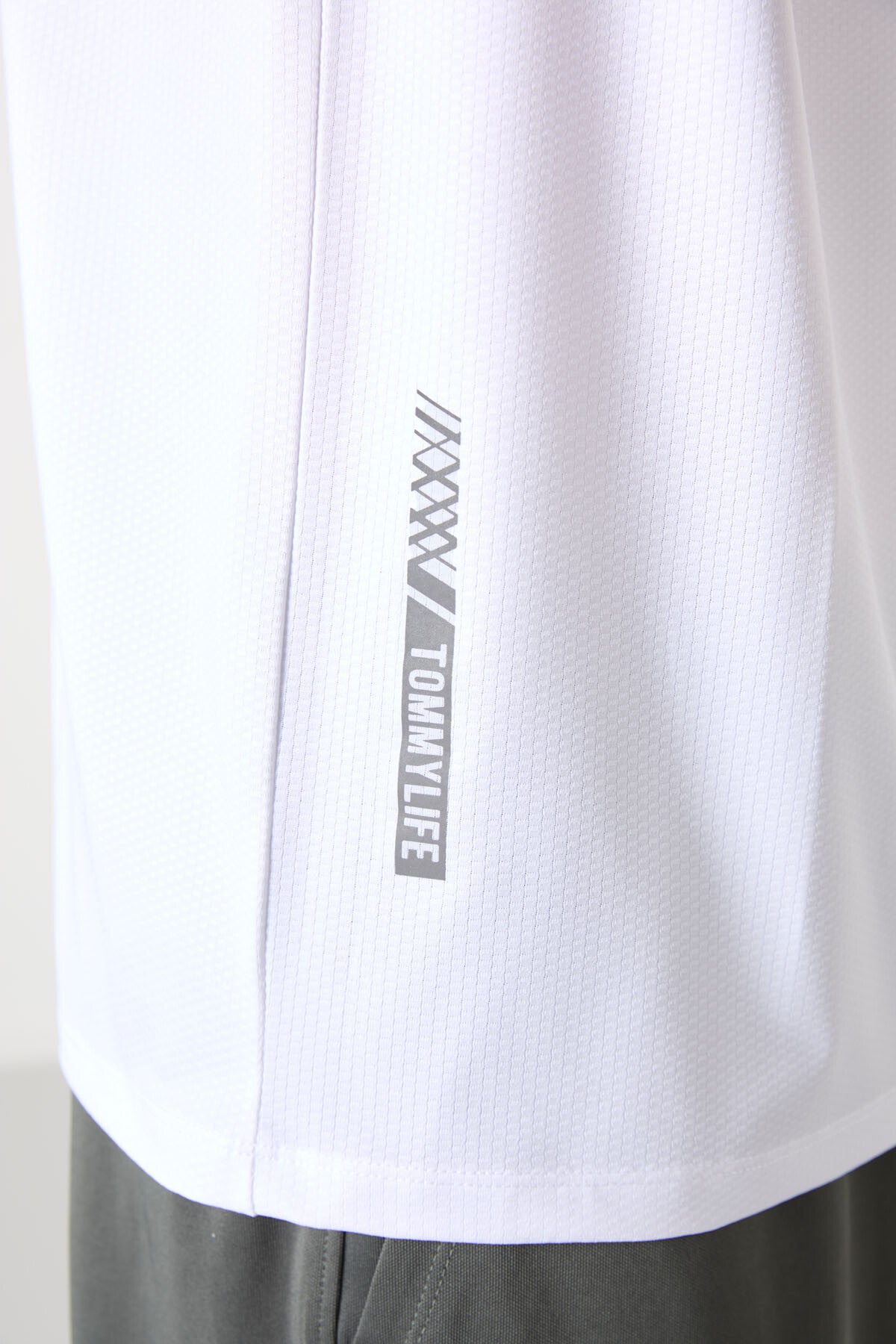 White Polyester Breathable Textured Thin Flexible Standard Fit Men's Performance T-Shirt - 88388