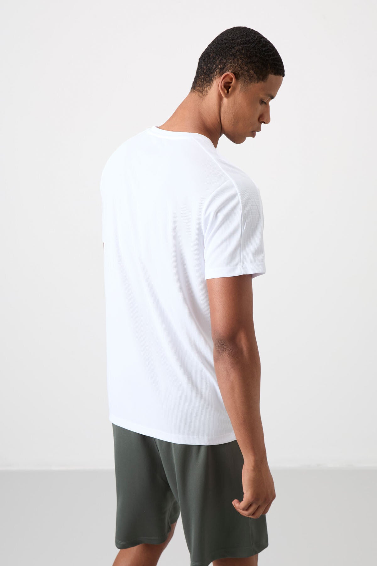 White Polyester Breathable Textured Thin Flexible Standard Fit Men's Performance T-Shirt - 88390