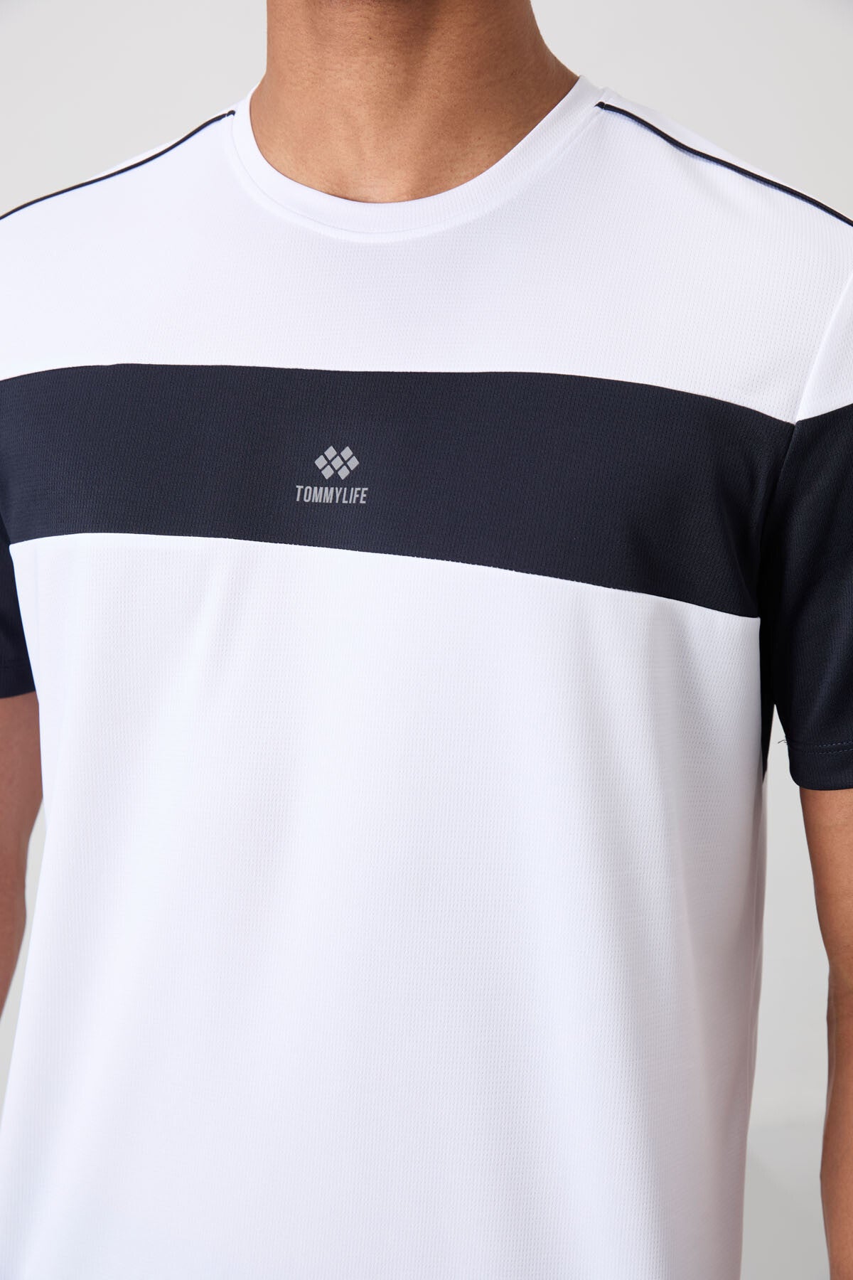 White Polyester Breathable Textured Thin Flexible Standard Fit Men's Performance T-Shirt - 88396