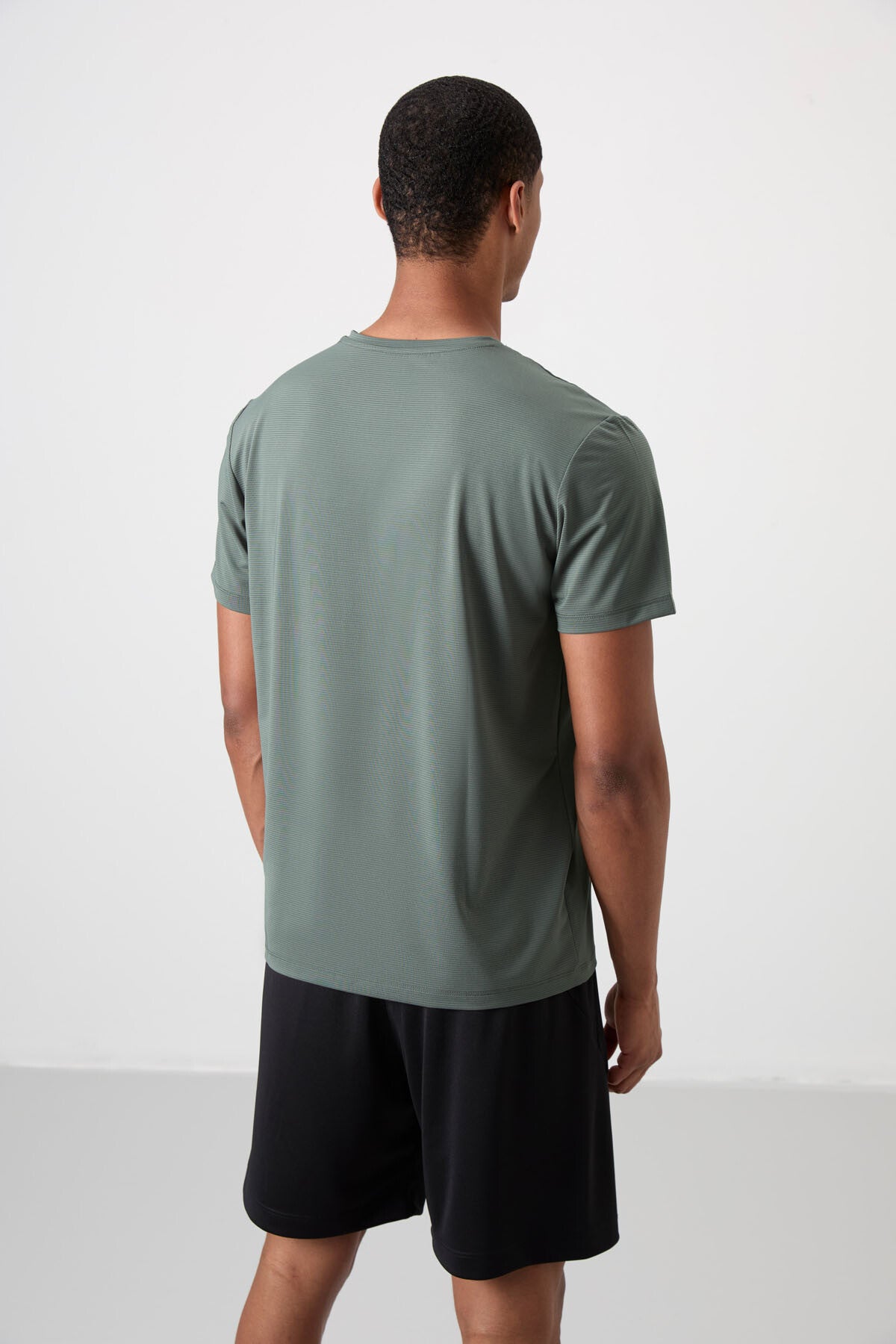 Breathable Textured Thin Flexible Standard Fit Men's Performance T-Shirt - 88384