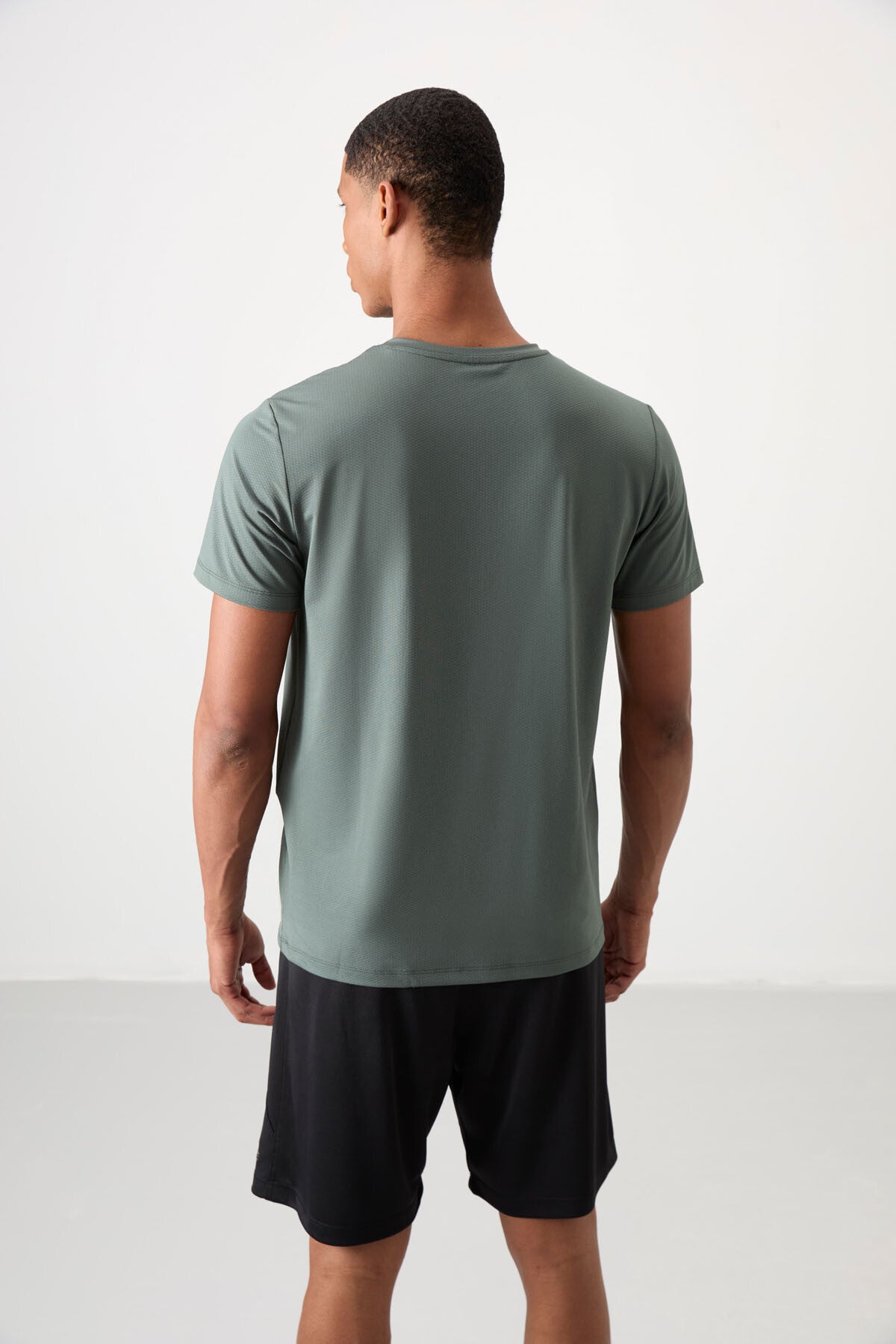 Breathable Textured Thin Flexible Standard Fit Men's Performance T-Shirt - 88388