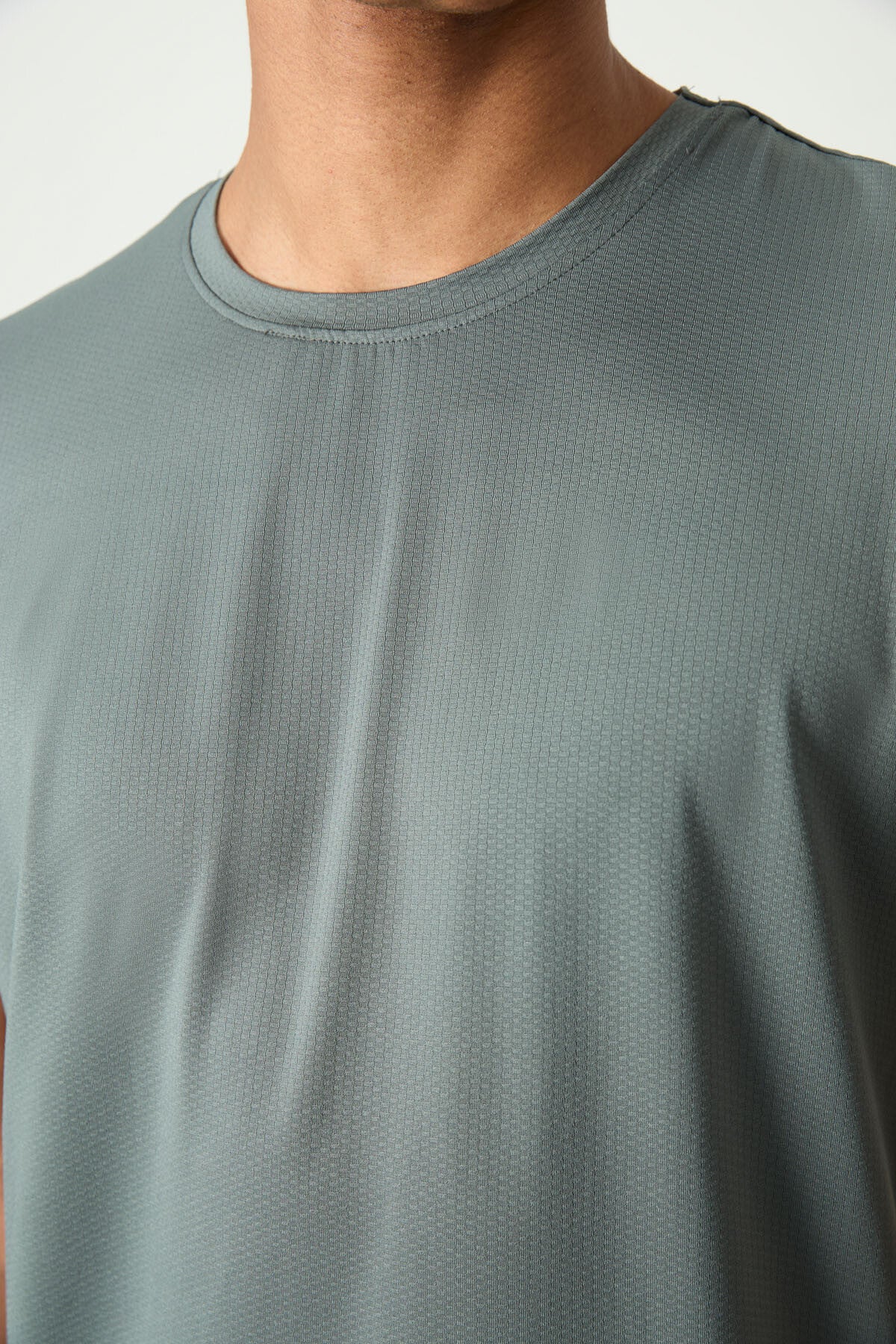 Breathable Textured Thin Flexible Standard Fit Men's Performance T-Shirt - 88388