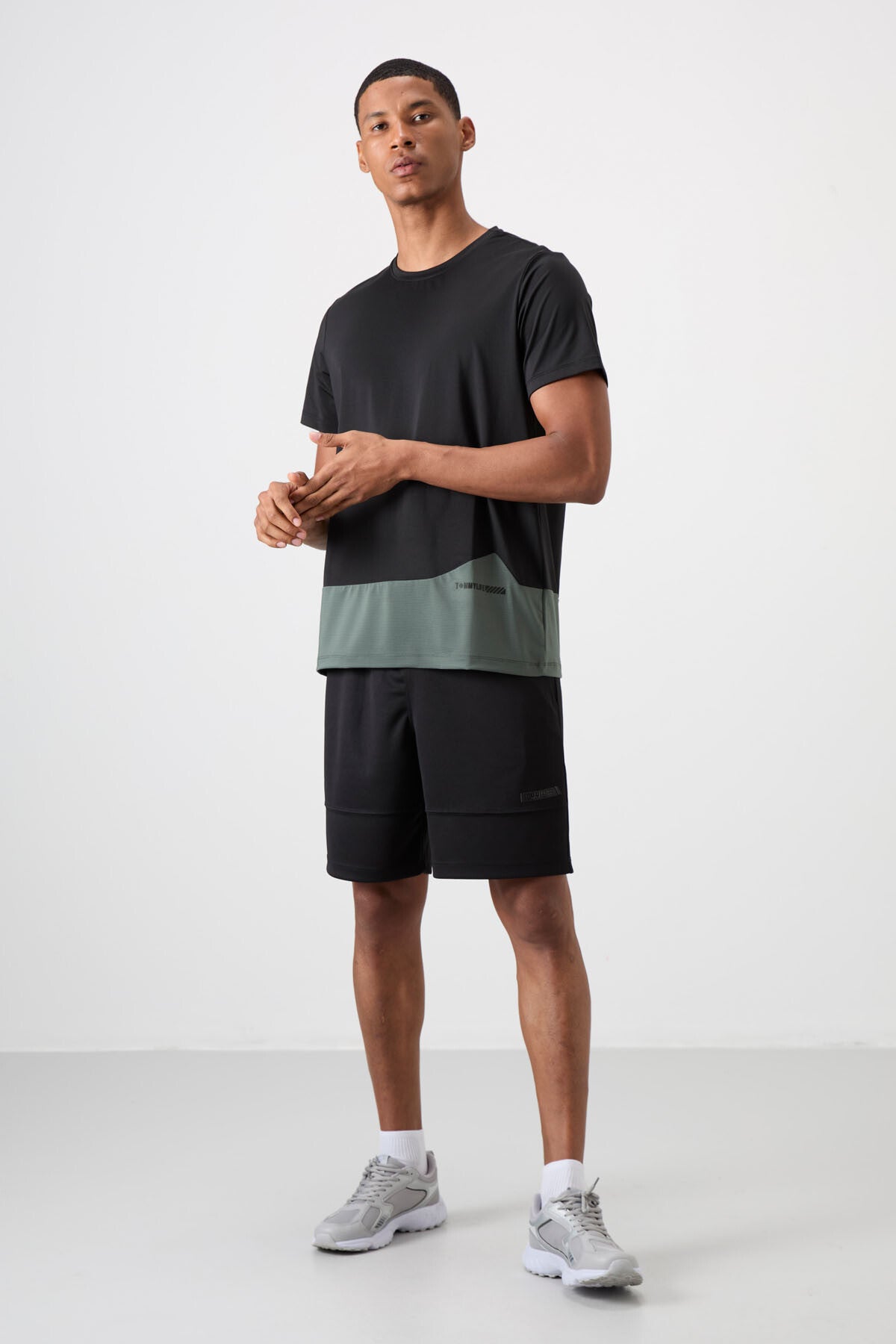 Black Polyester Breathable Textured Thin Flexible Standard Fit Men's Performance T-Shirt - 88383