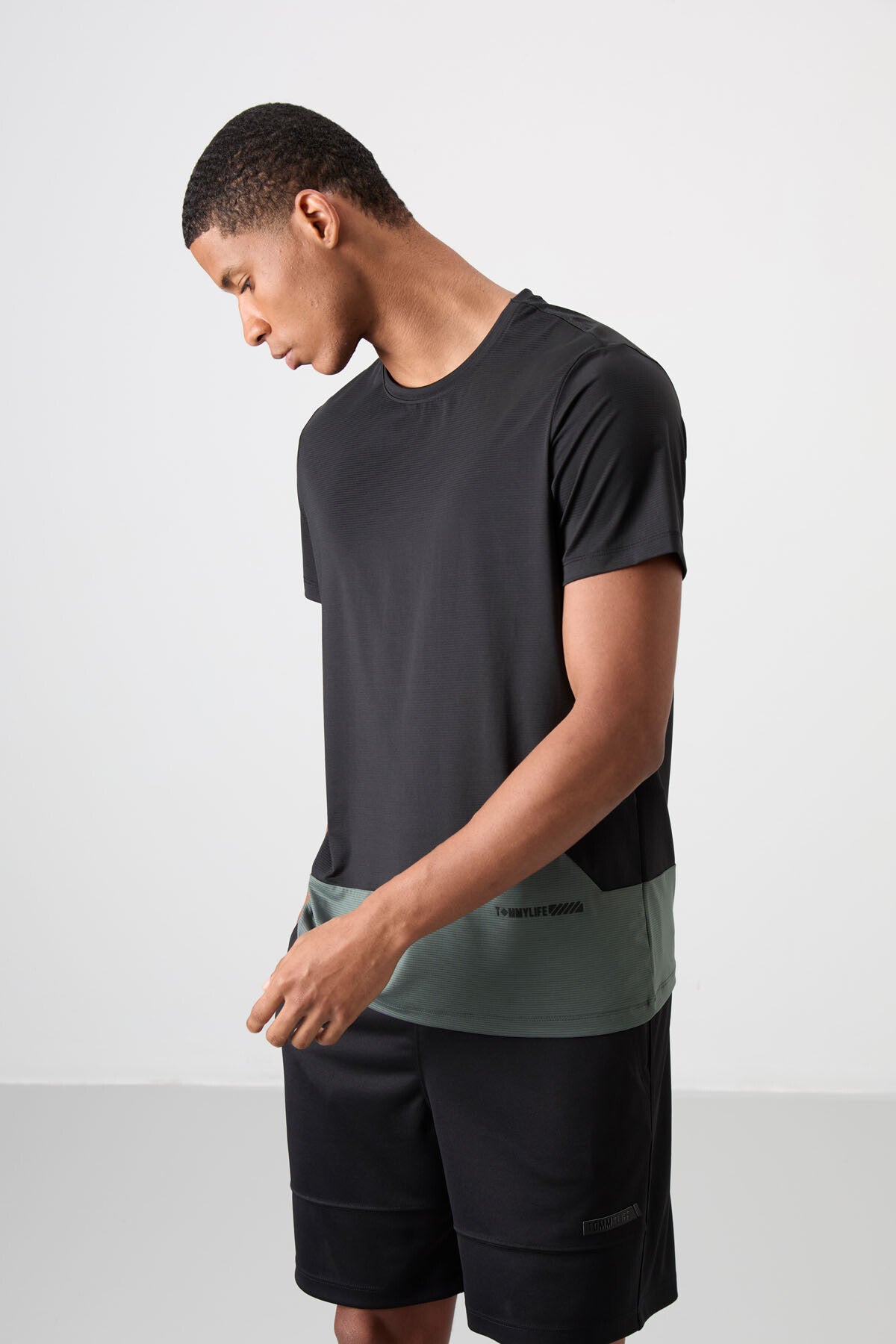Black Polyester Breathable Textured Thin Flexible Standard Fit Men's Performance T-Shirt - 88383