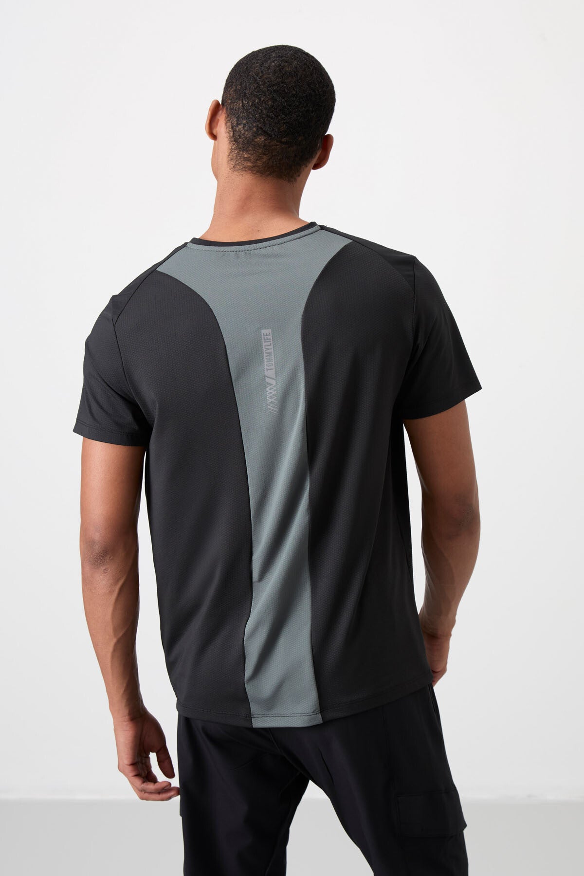 Black Polyester Breathable Textured Thin Flexible Standard Fit Men's Performance T-Shirt - 88387