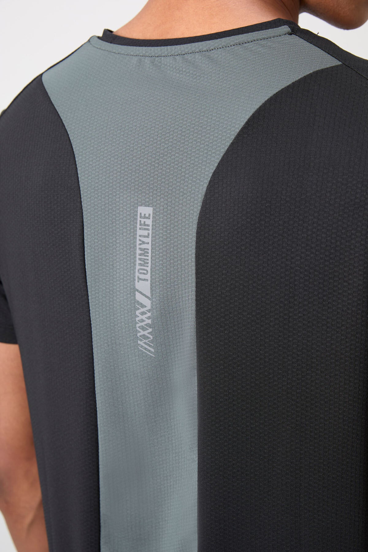 Black Polyester Breathable Textured Thin Flexible Standard Fit Men's Performance T-Shirt - 88387